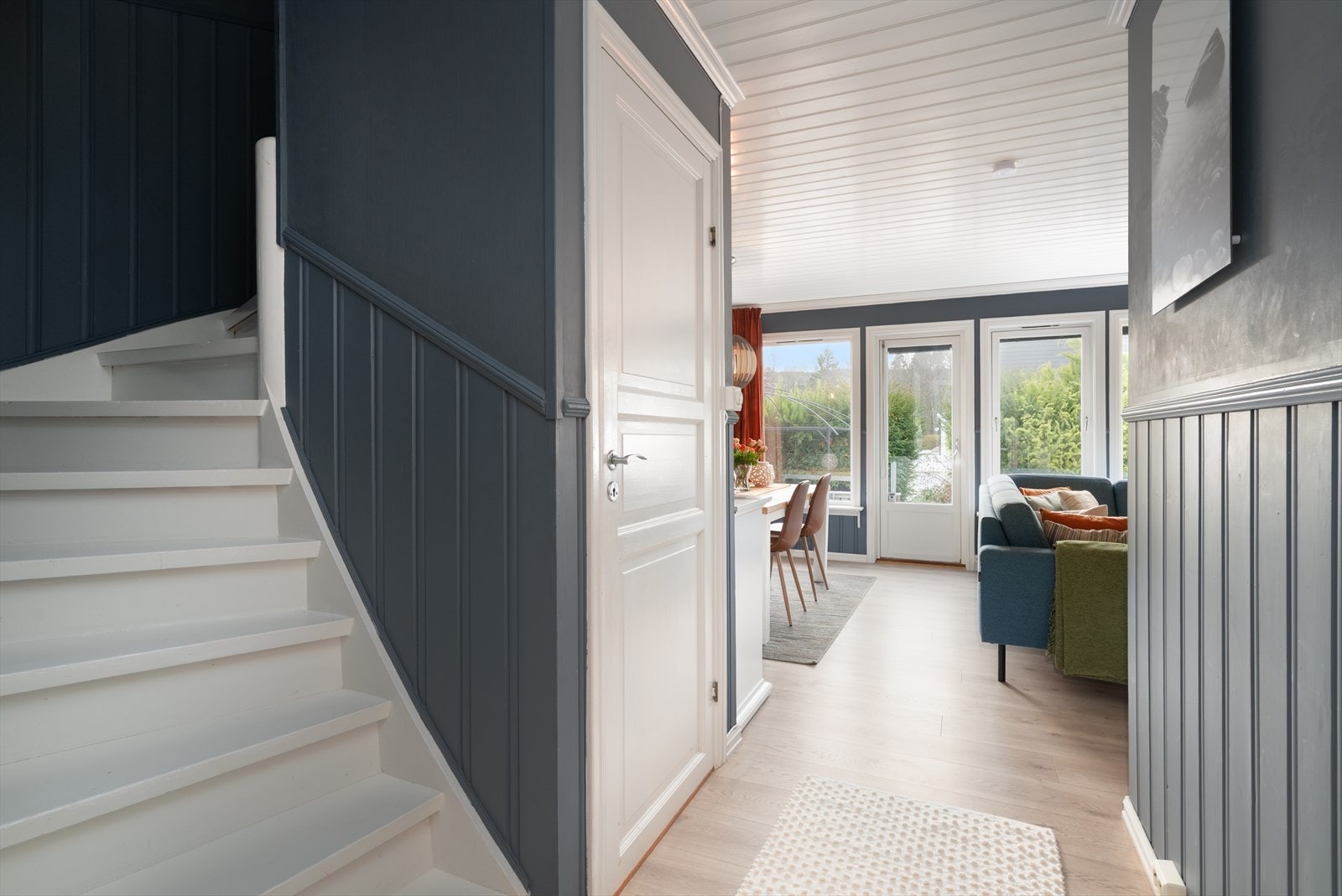 Den pene blå fargetonen fra stua er videreført opp i trappegangen mot 2. etasje og gir en fin helhet. Galleribilde