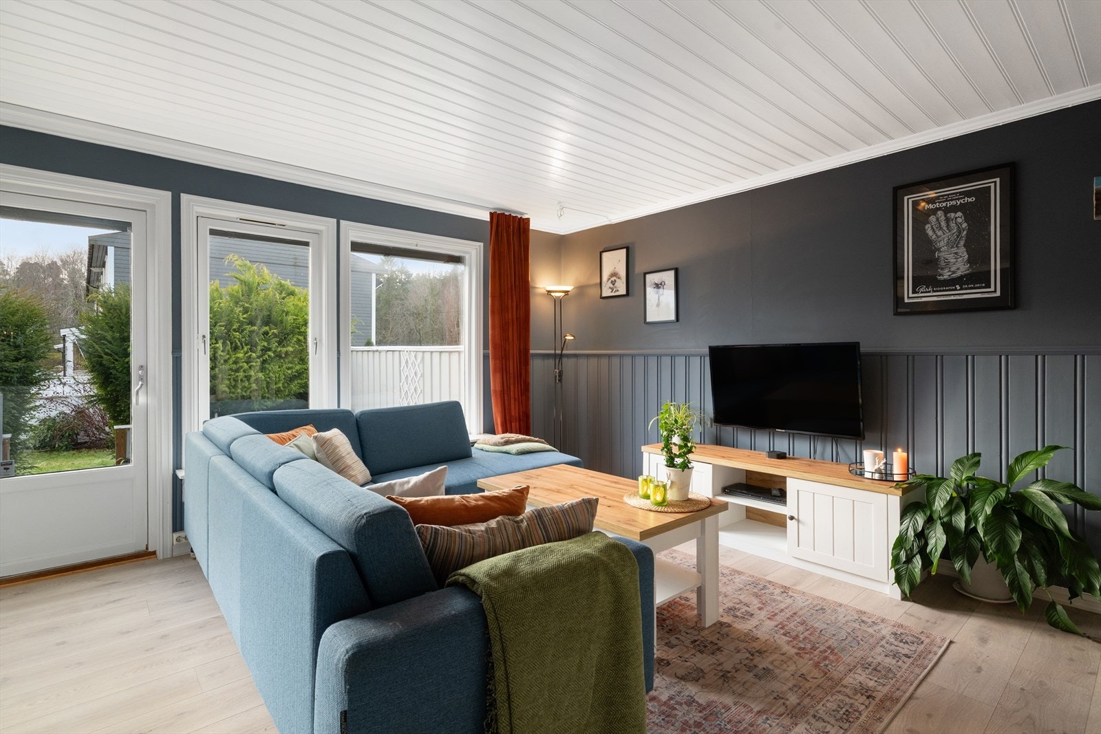 Automatsikringer 2015, elkontroll ok 2019. Stua har plass til sofagruppe, spisestue og annen mindre møblering. Galleribilde