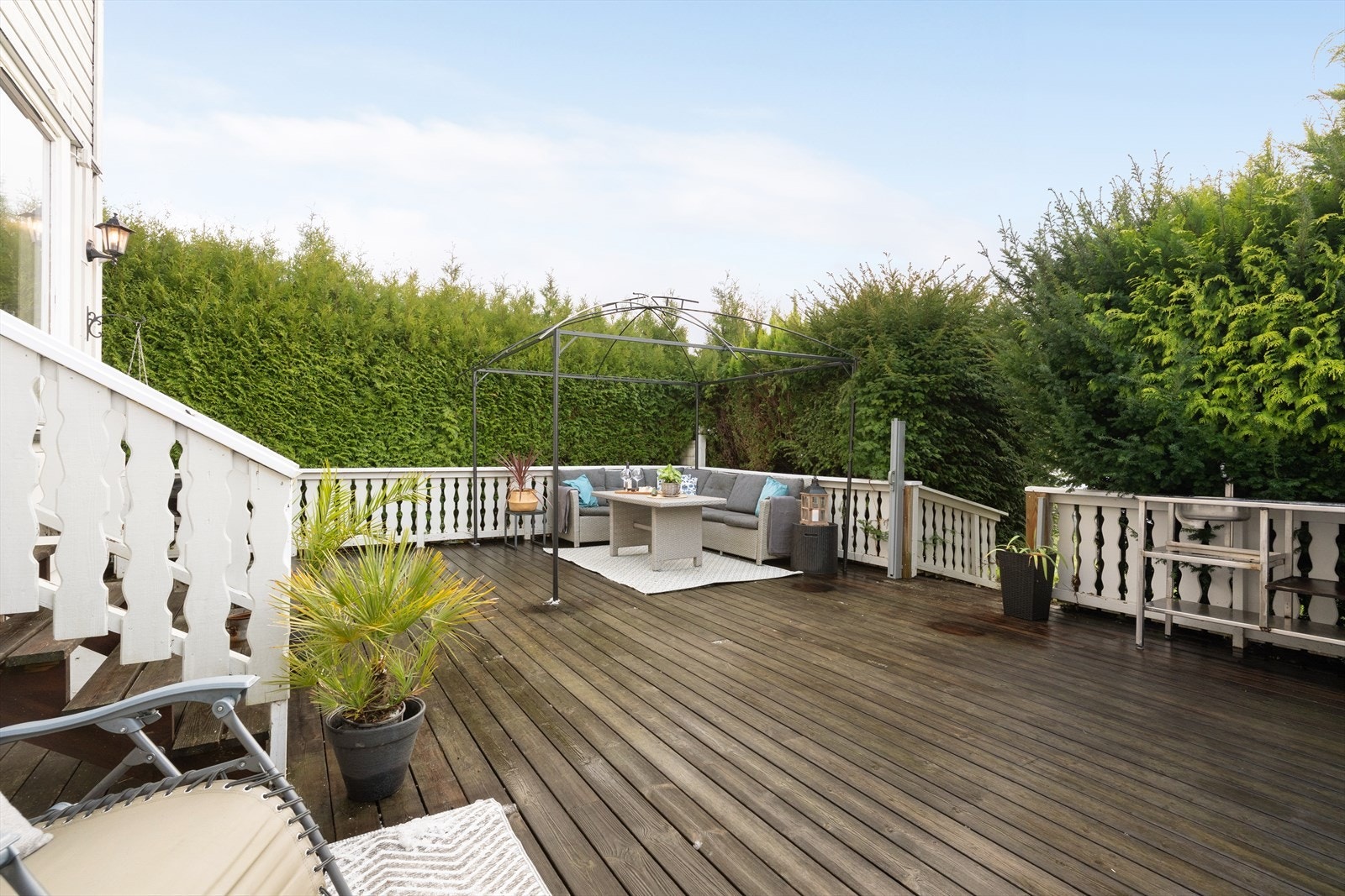 Drenering 2005. Delikat og innholdsrik rekkehus på enden med nydelige, usjenerte uteområder både under tak og under åpen himmel. Galleribilde