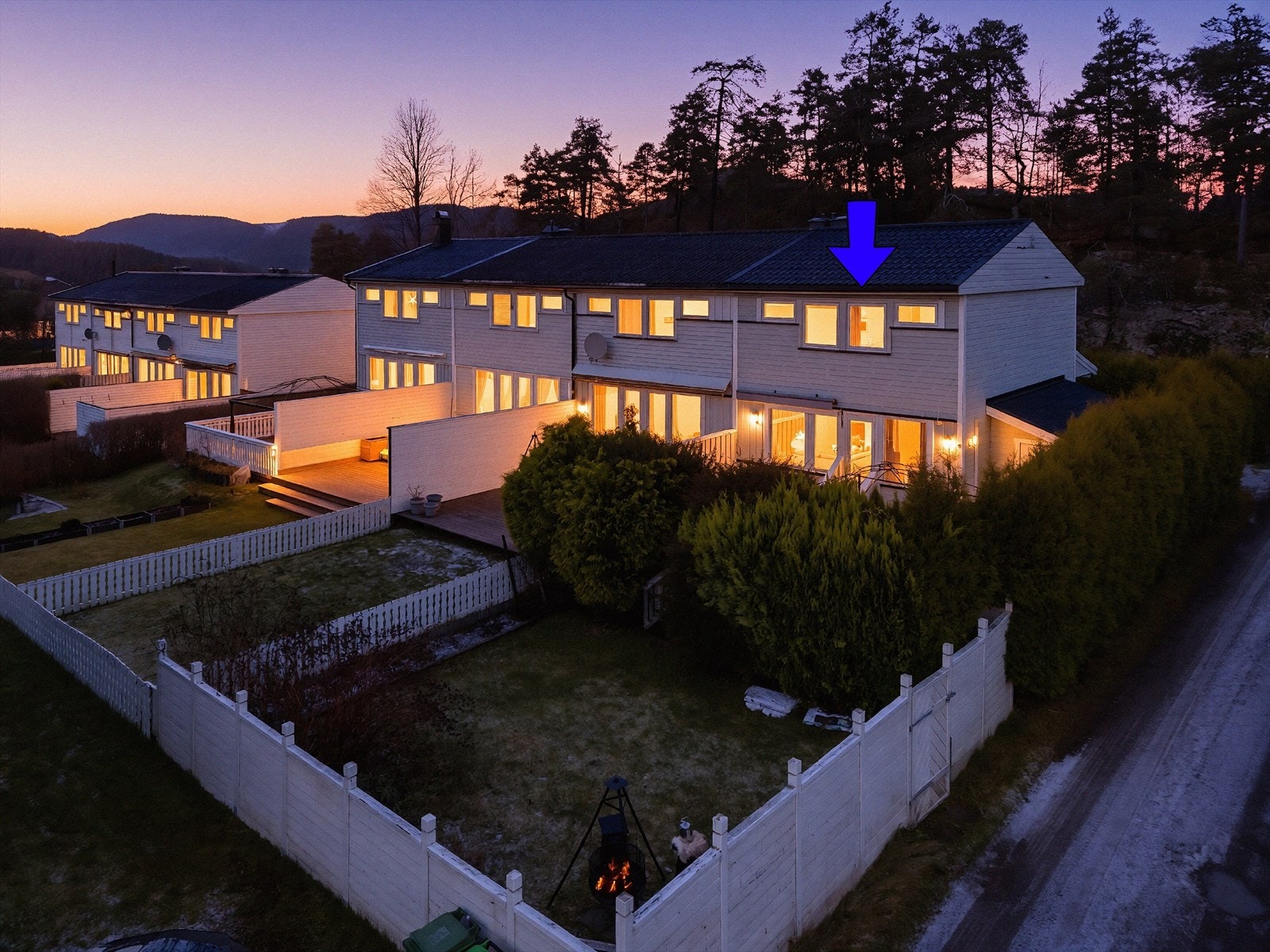 Boligen disponerer også garasje i felles garasjeanlegg som er organisert som et realsameie, oppført i 1974. Galleribilde