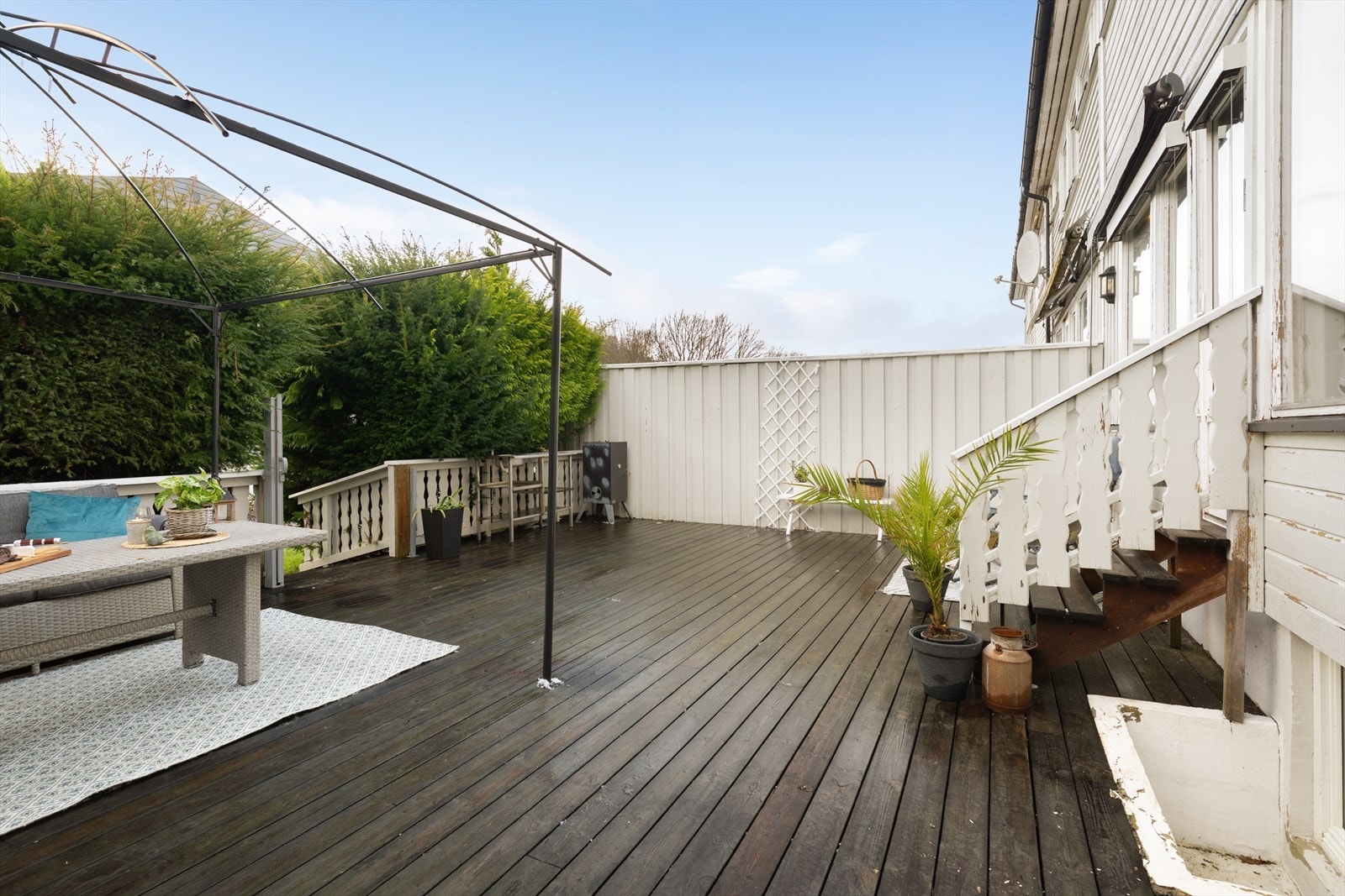 Terrassen ligger meget godt skjermet med levegg, gjerde og hekkbeplanting. Galleribilde