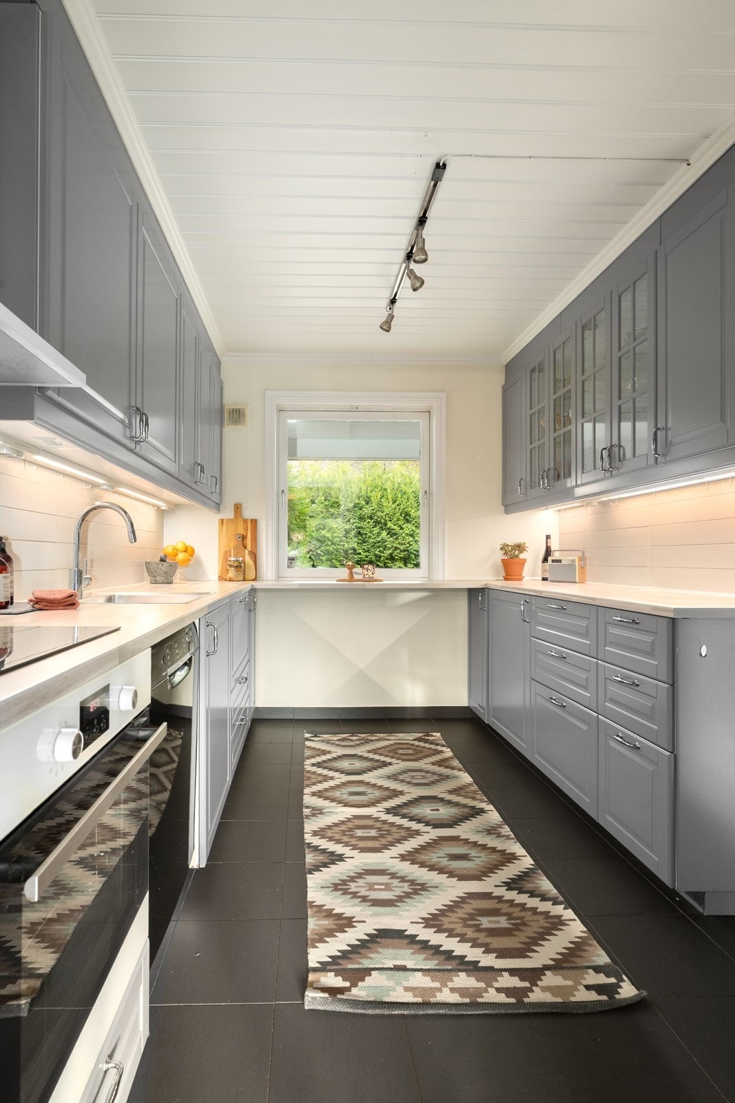 Kjøkkenet har induksjonstopp, stekeovn, kjøl/fryseskap og oppvaskmaskin, og det er installert vannstoppsystem. Varmekabler i gulv. Galleribilde