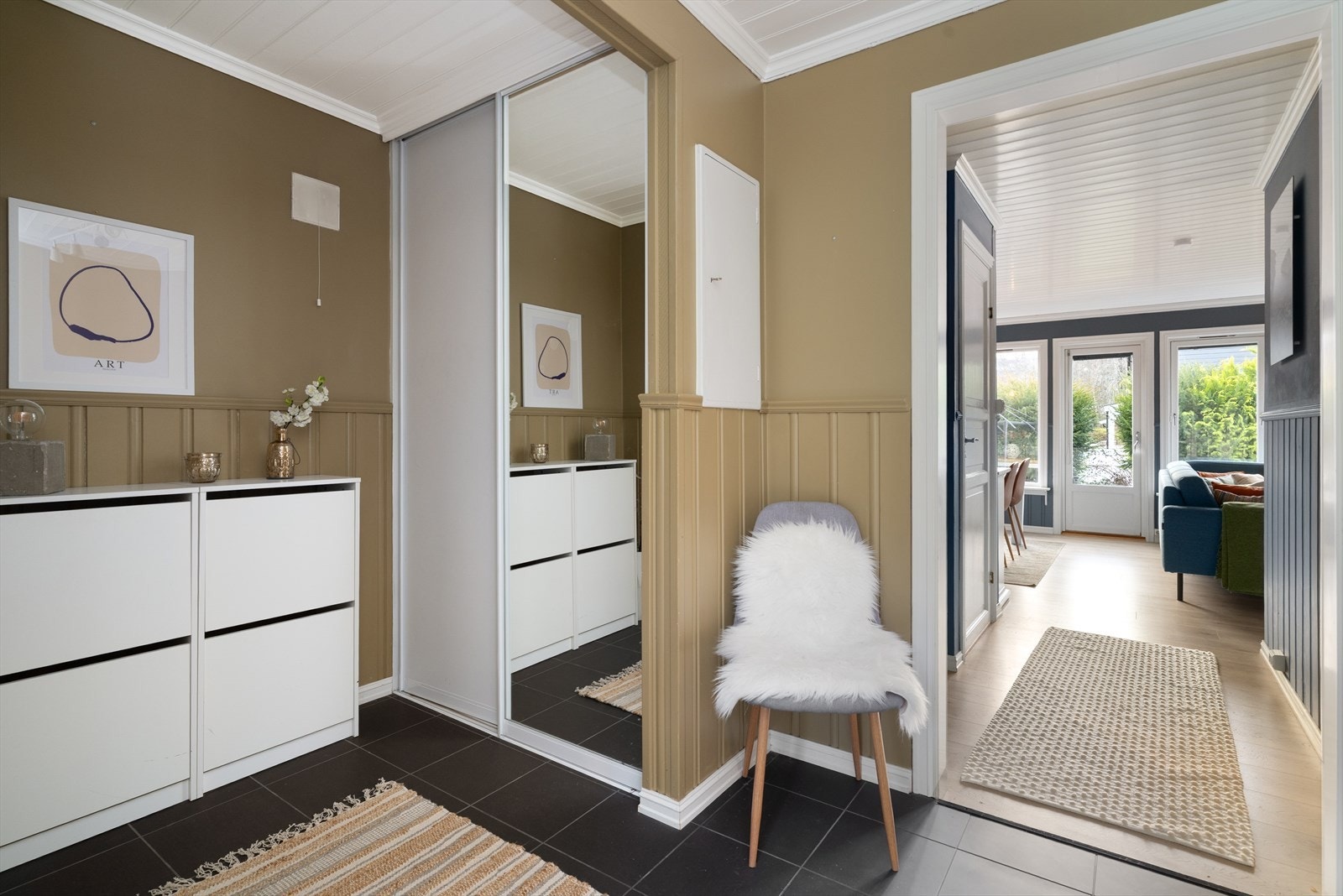 Med adkomst fra det hyggelige inngangspartiet kommer man inn i et delikat gangareal av god størrelse. Her er det flislagt gulv med varmekabler, og moderne fargetoner på veggene. Galleribilde