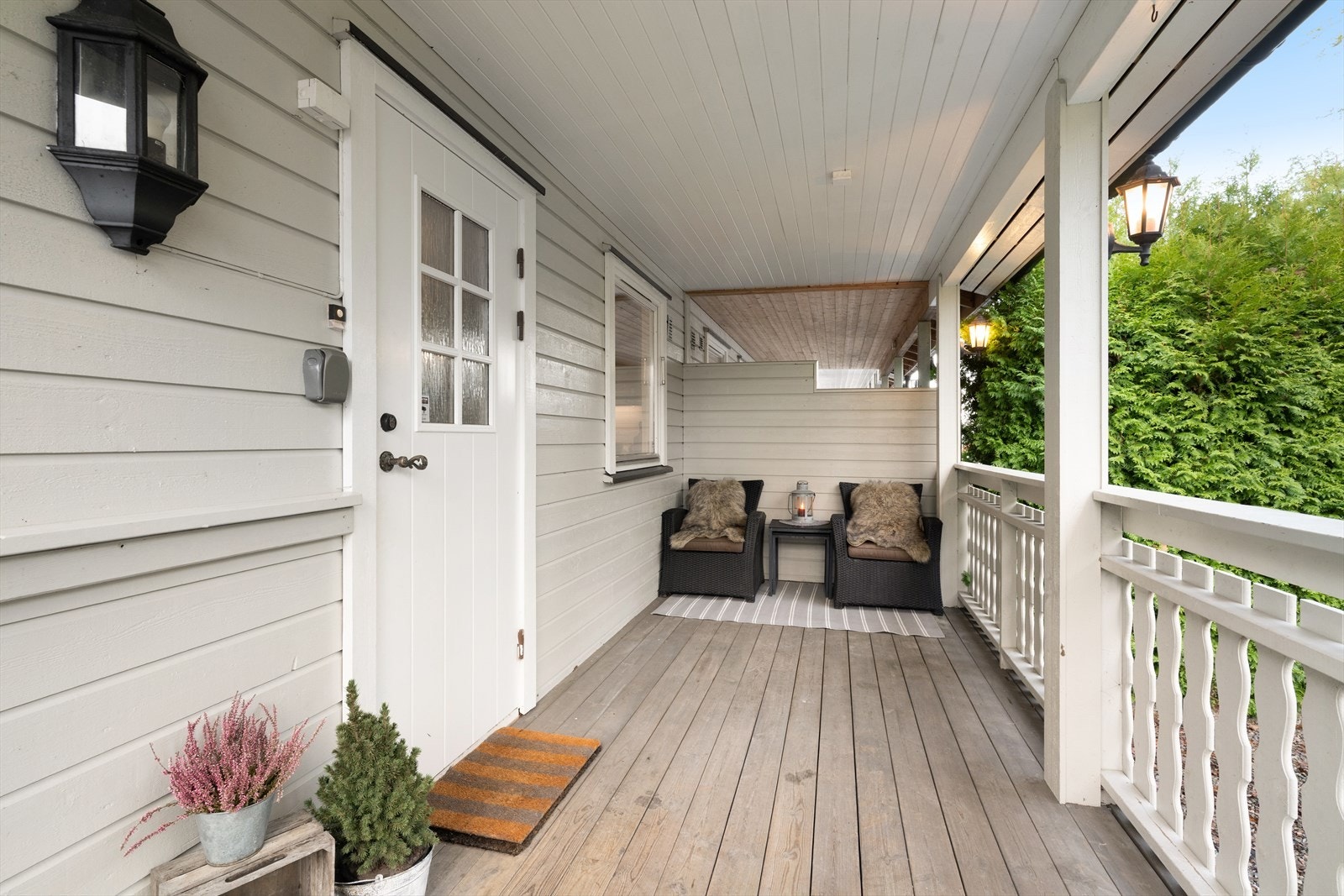 Det lune inngangspartiet gir rom for et hyggelig møblement, og det er montert flere utelys. Varmekabler entre, kjøkken, deler av kjeller og bad 2. etg. Galleribilde