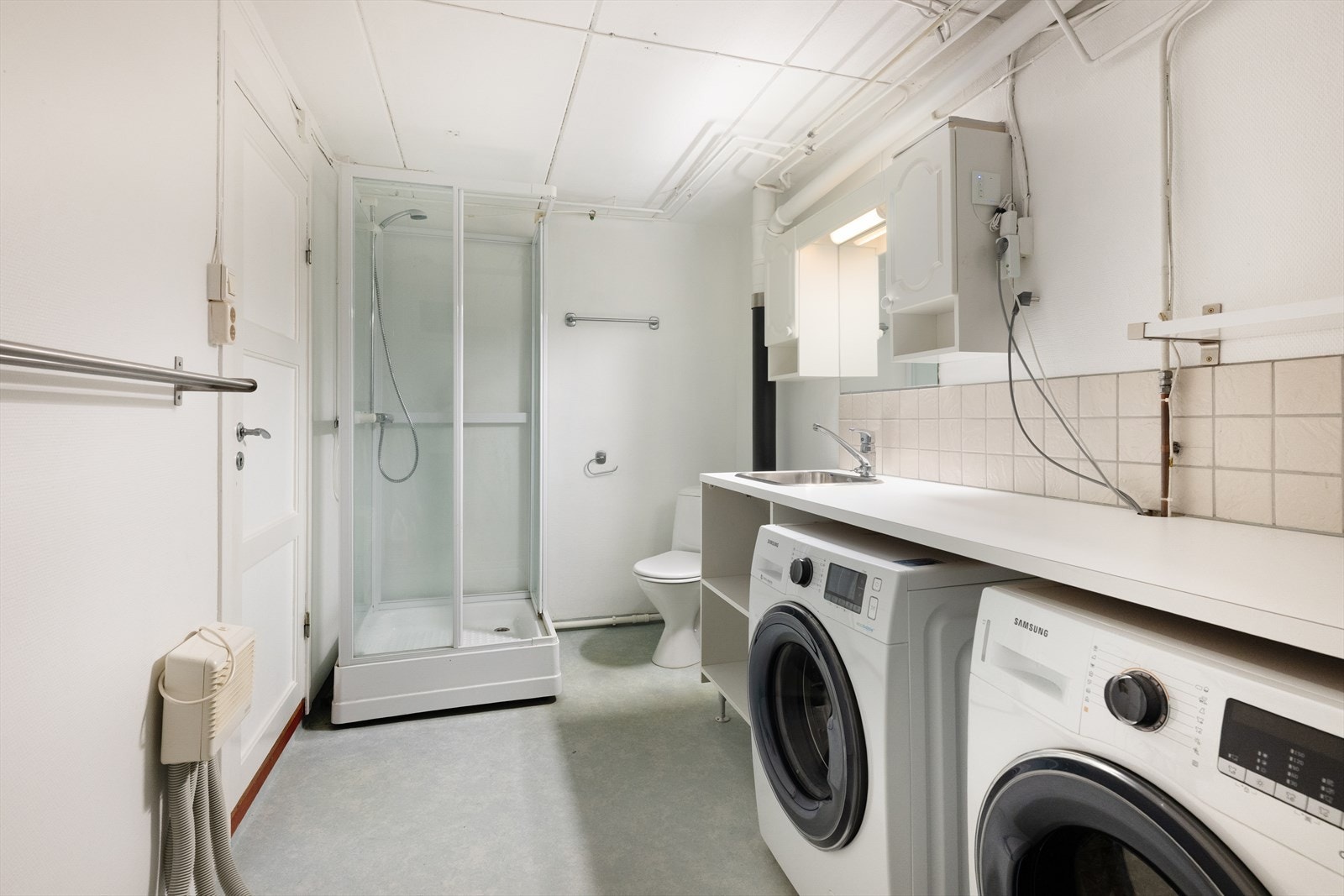 Det er også satt inn dusjkabinett og toalett, som gjør underetasjen svært praktisk. Rommet har ingen varmekilde. Galleribilde