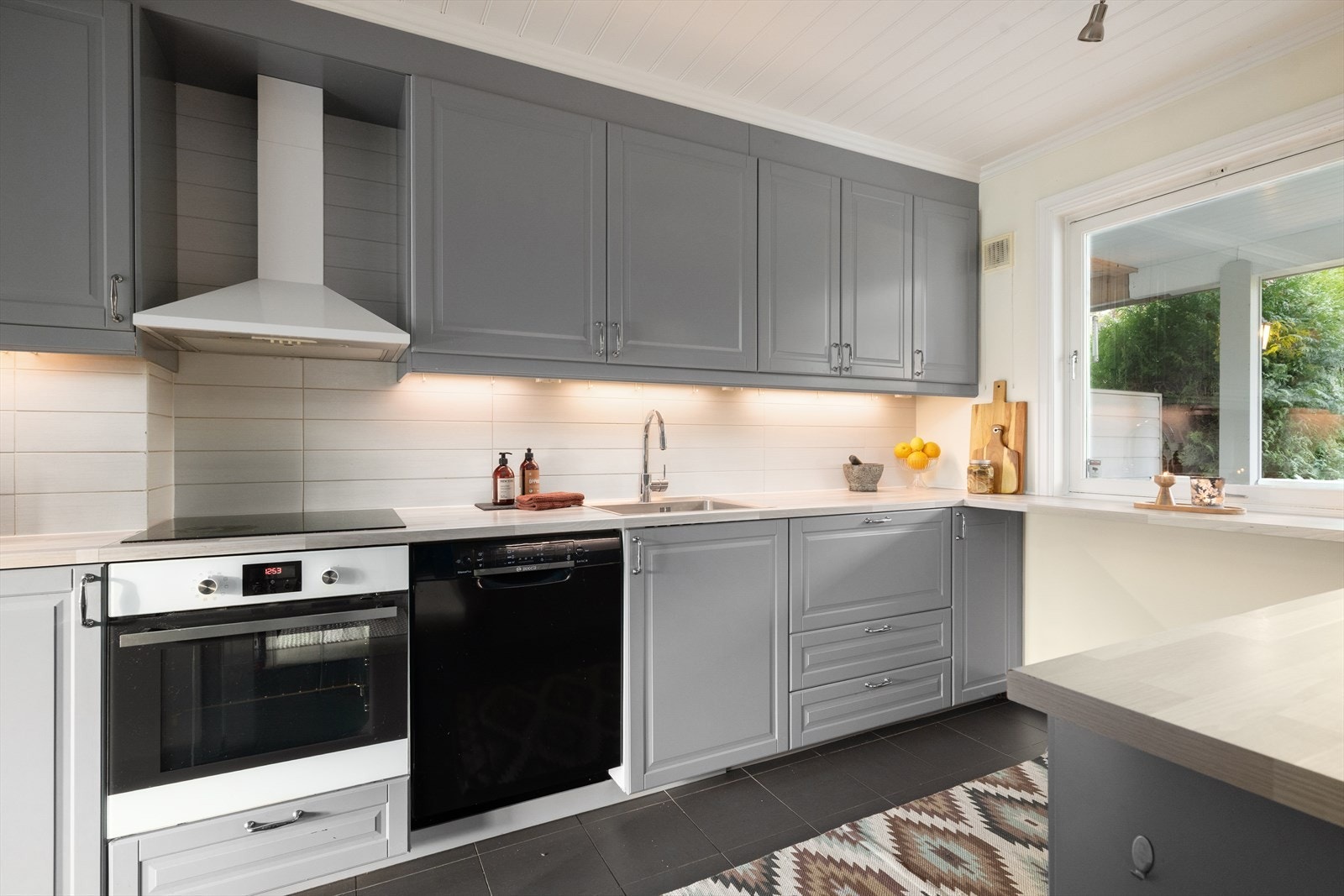 Her er det godt med oppbevaringsplass i takhøy innredning med innslag av glass-skap, samt i øvrige skuffer og skap. Galleribilde