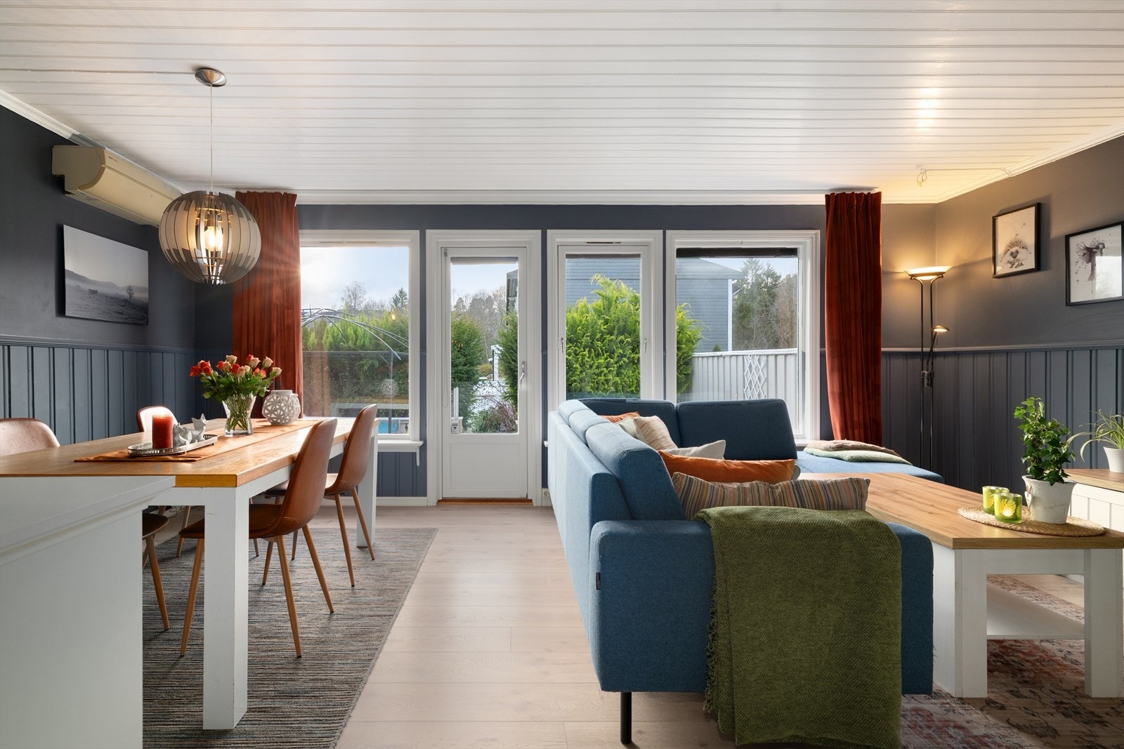 Varmepumpe 2010. Boligen har en lun og koselig stue med moderne laminat på gulvet. Store, vestvendte vindusflater sikrer godt med dagslys, og det er utgang til nydelig terrasse og hagedel. Galleribilde