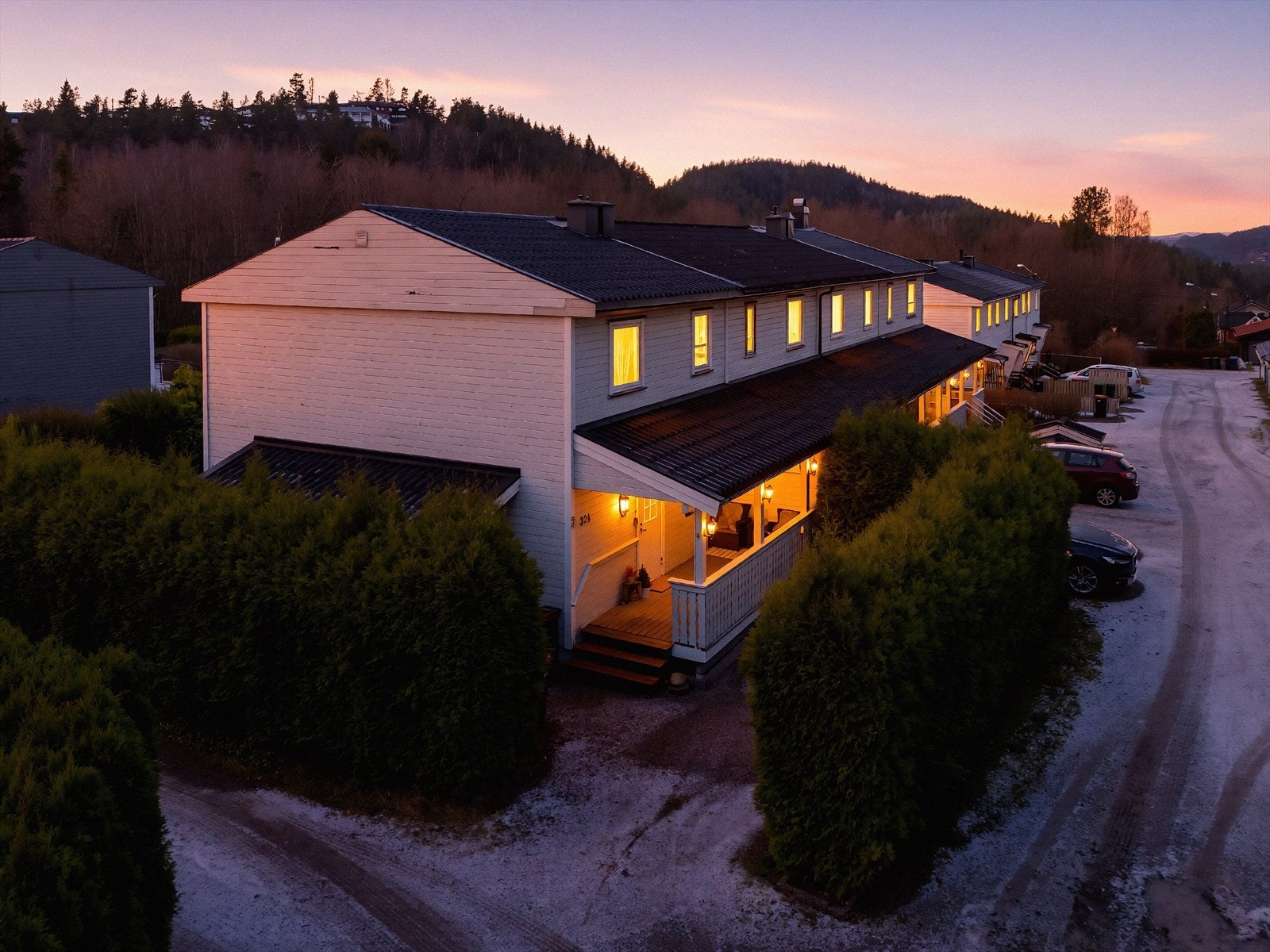 Taktekke 2010, kledning 2005. Boligen ligger i et stille, rolig og barnevennlig område sentralt på Åfoss. Barneskolen ligger like ved, sammen med både ballbinge og store friarealer. Galleribilde