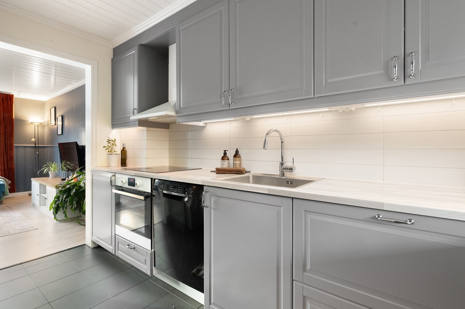 Boligen har et velutstyrt kjøkken med innredning i en varm grå fargetone fra 2014. Galleribilde