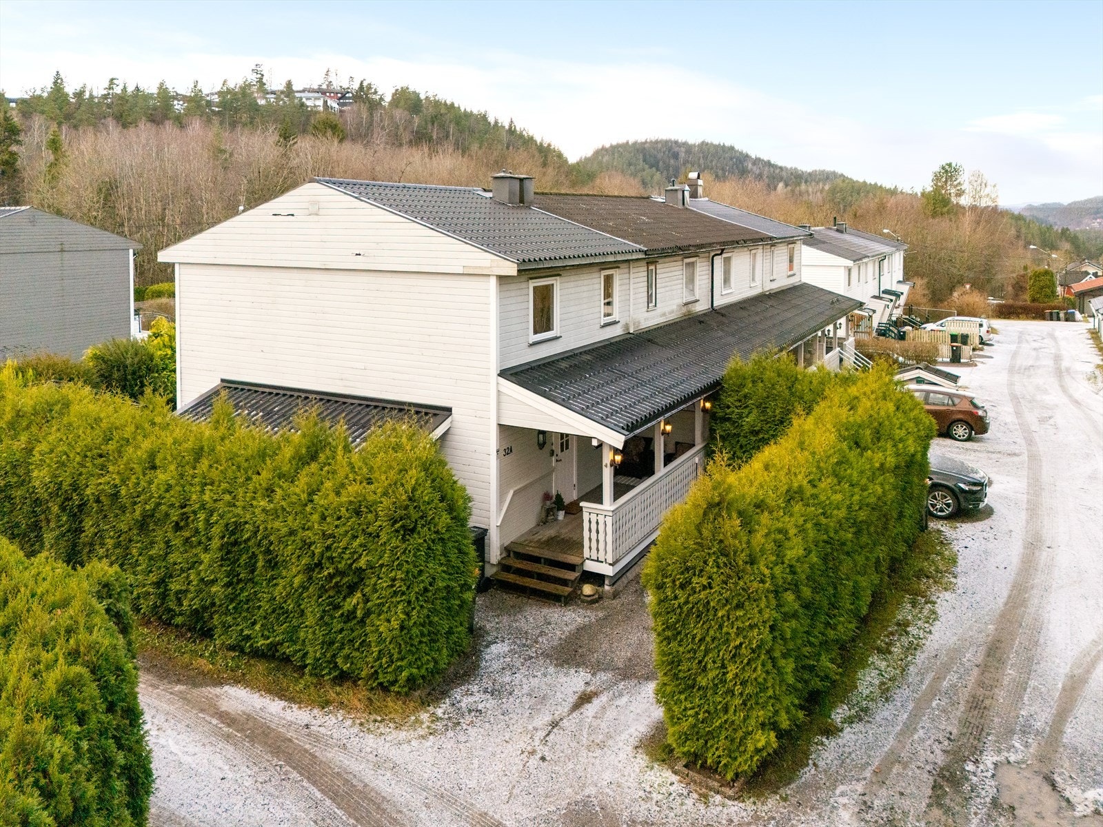 Parkering på gruset gårdsplass tilliggende inngangen. Galleribilde