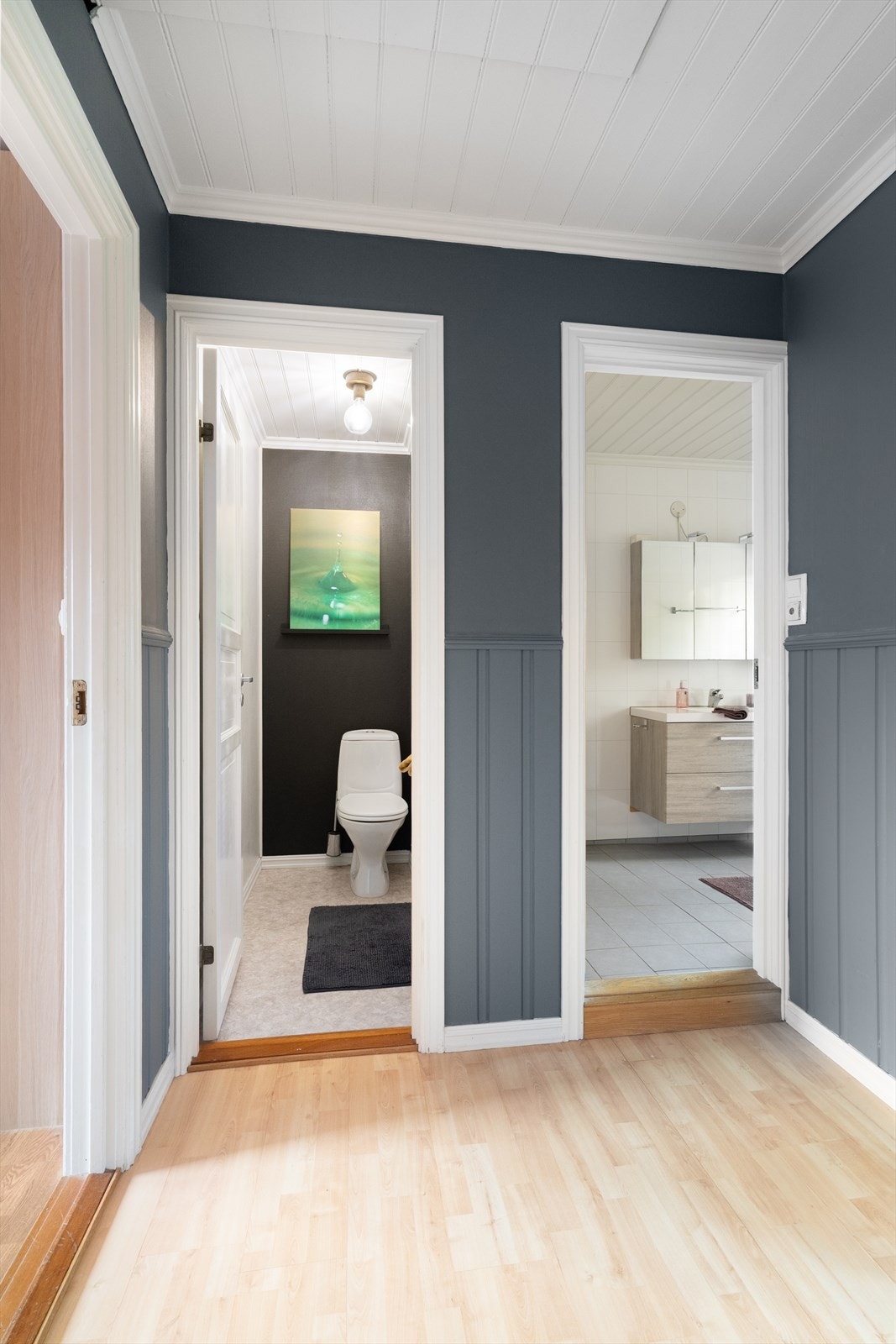 Inntil gangen er det bad, toalettrom og 3 soverom. Galleribilde