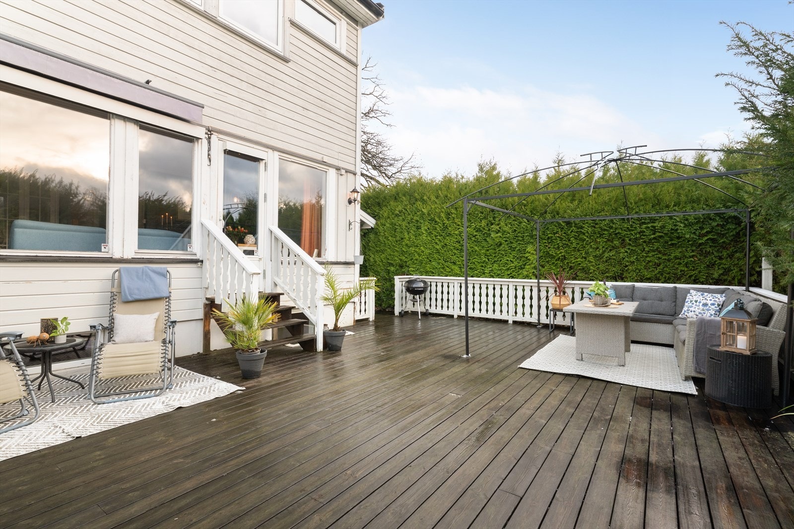 Terrasse 2018. Tomta er meget pent opparbeidet med solrik terrasse og hagedel som er fint innrammet med hekk og gjerde i tomtegrensa. Galleribilde