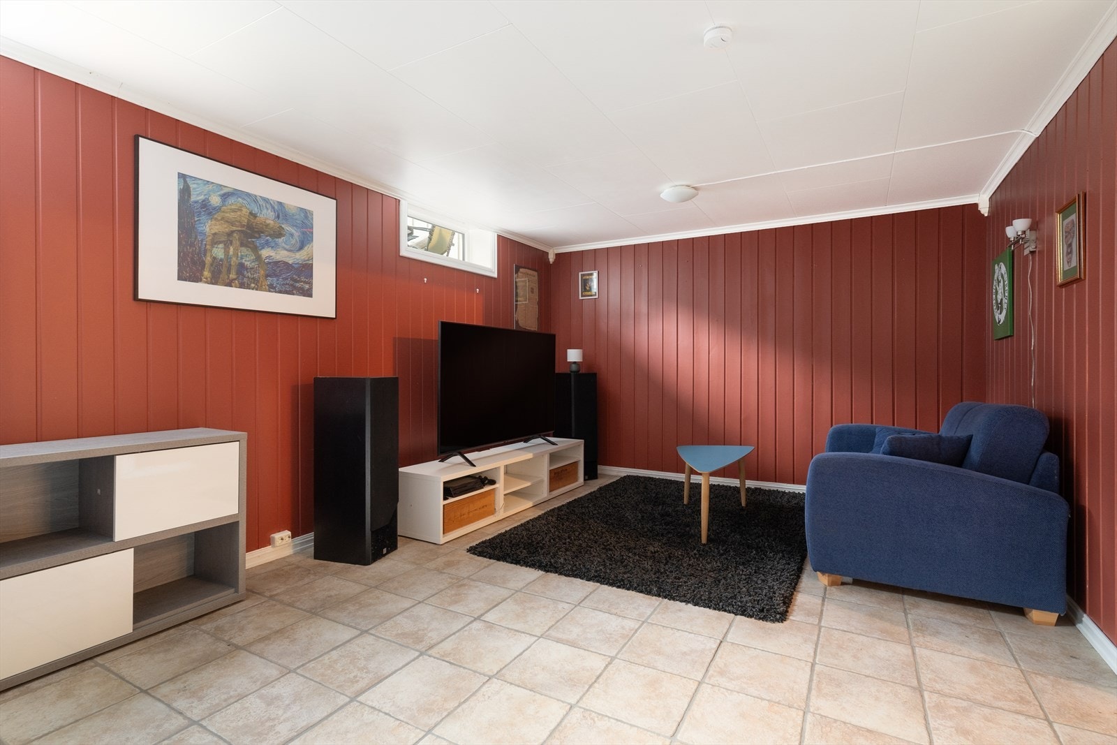 Stua egner seg fint som en ekstra tv-stue eller ungdomsrom. Kjellerstua er innredet og omgjort uten at dette er søkt om og uten at nødvendig godkjennelse er gitt av kommunen. Galleribilde