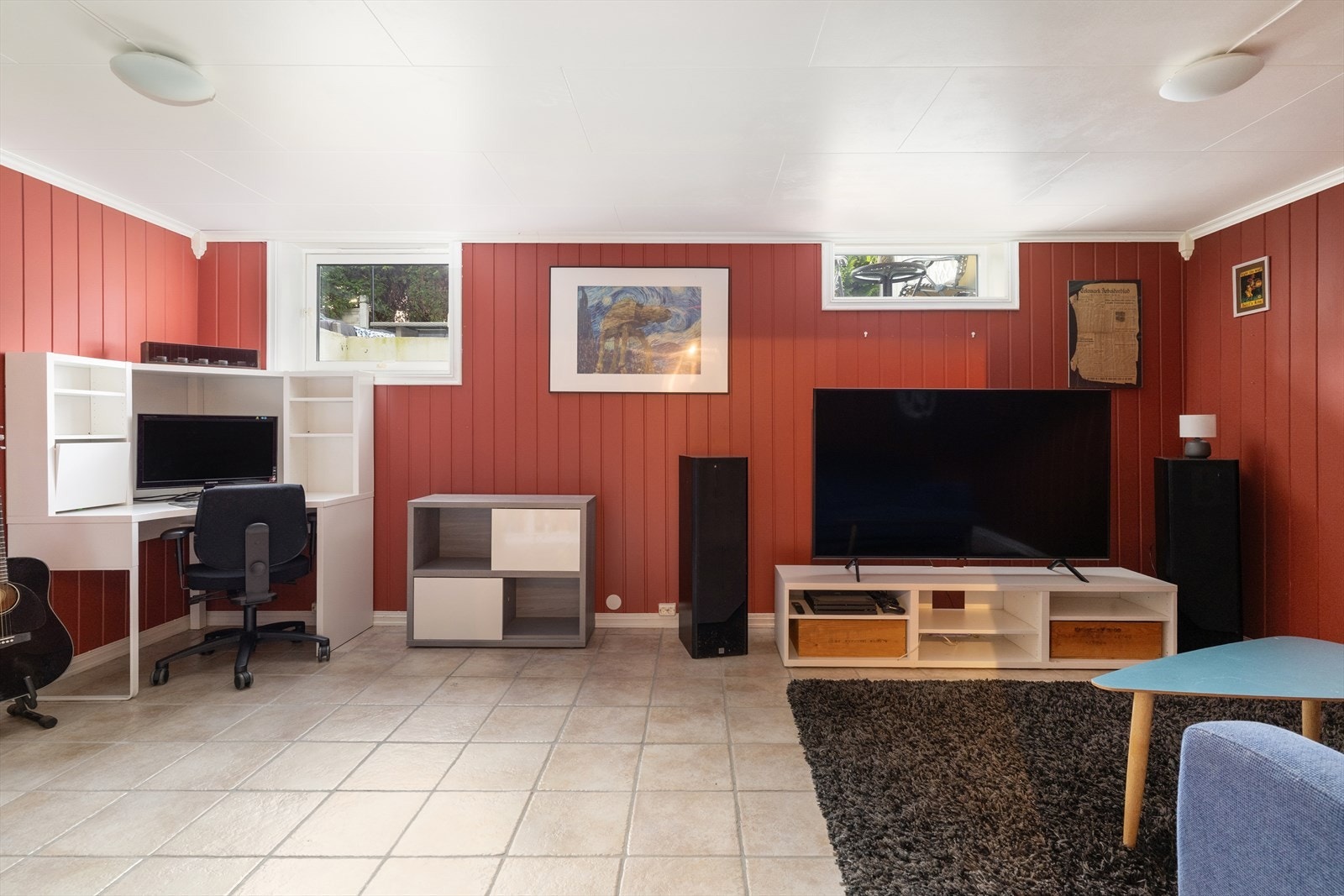 I kjeller er det innredet kjellerstue med flislagt gulv og malte veggoverflater. Det er i 2025 satt inn nytt vindu i kjellerstua. Galleribilde