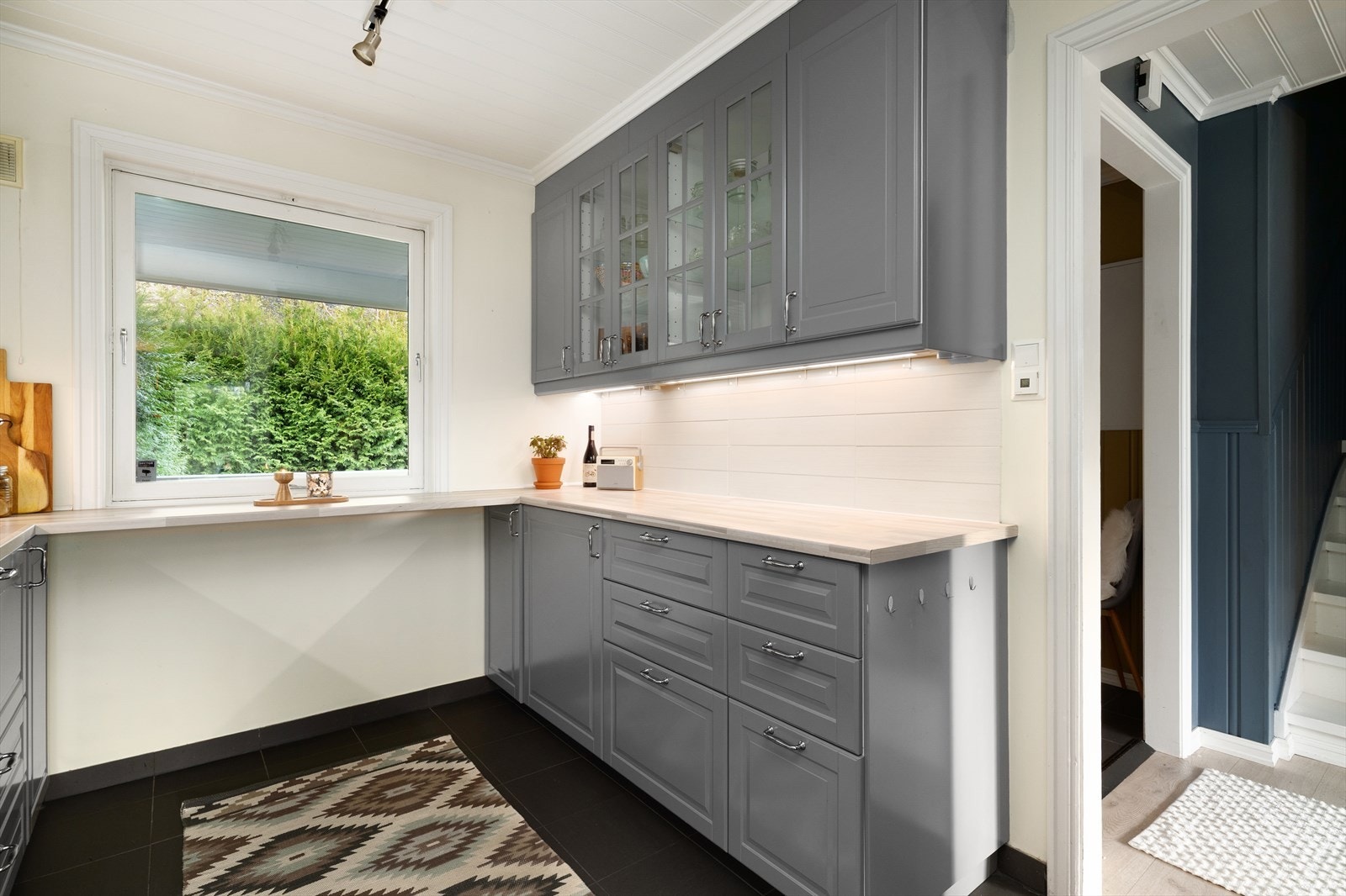 Det er gode arbeidsflater på laminert benkeplate, hvor det ved vinduet er etablert en hyggelig barløsning. Galleribilde