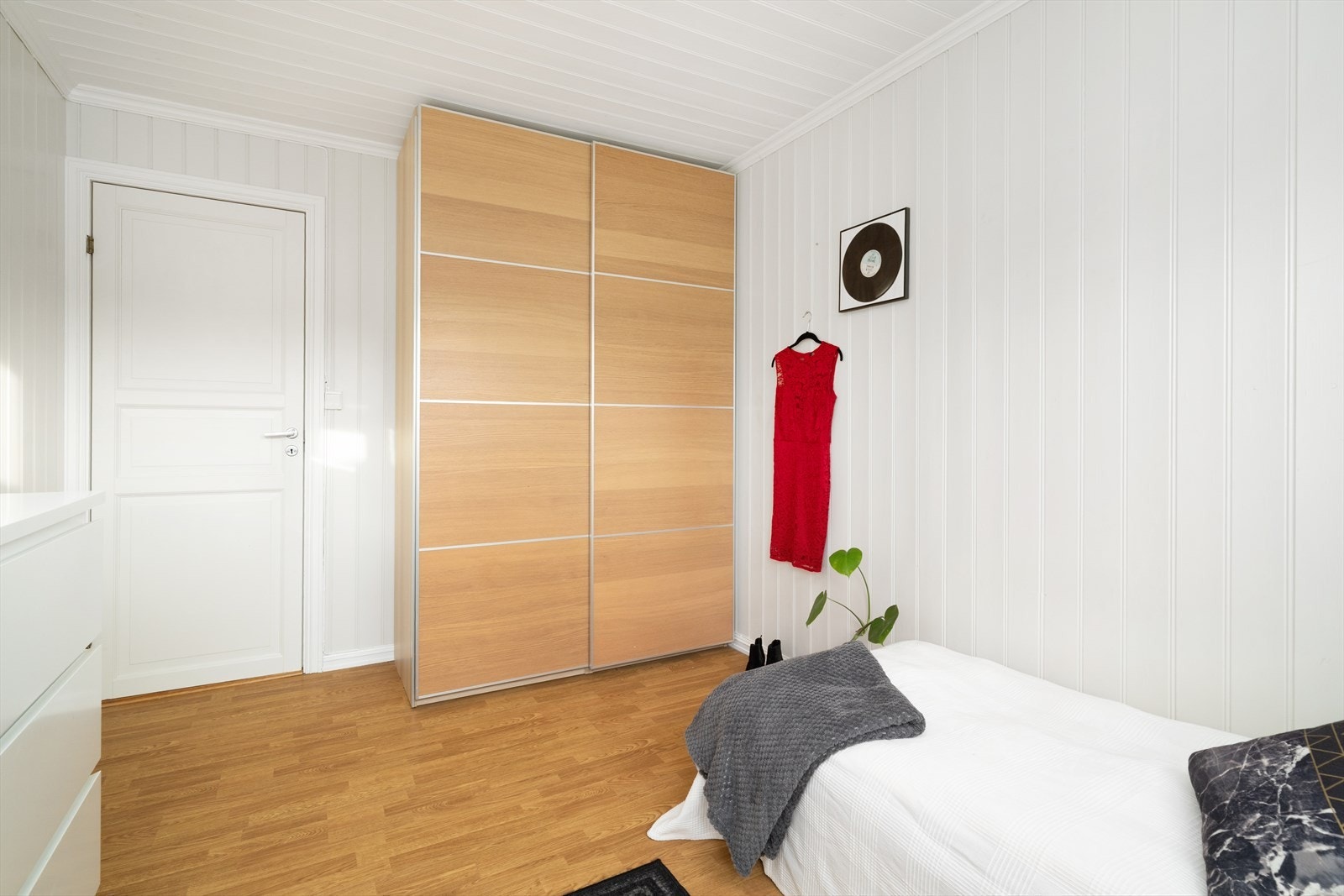 Alle soverommene har god oppbevaringsplass i skyvedørsgarderober, hvor ett har speildører. Galleribilde