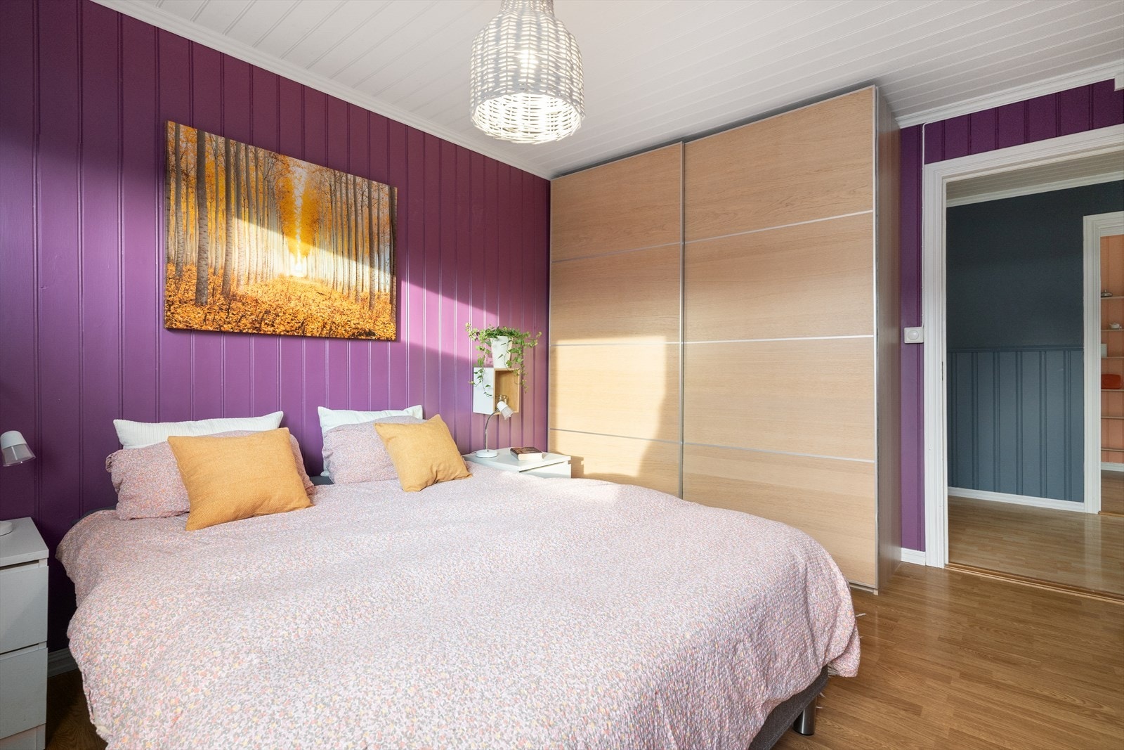 Her er det hovedsoverom av god størrelse, med fin plass til dobbeltseng og nattbord. Galleribilde