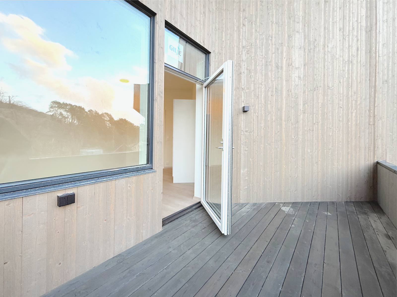 Romslig balkong med god plass til utemøbler. Direkte tilknytning til hovedsoverom. Galleribilde