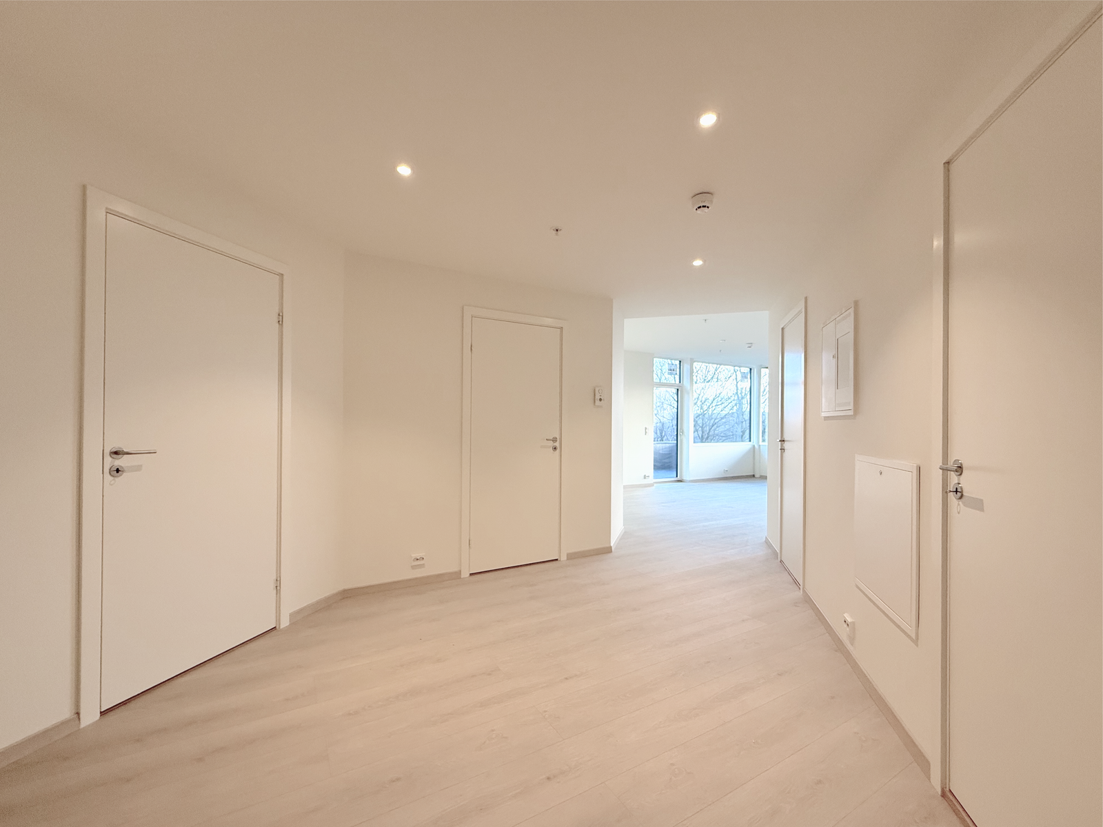 Bred gang med lyse flater og tilgang til alle rom. Galleribilde