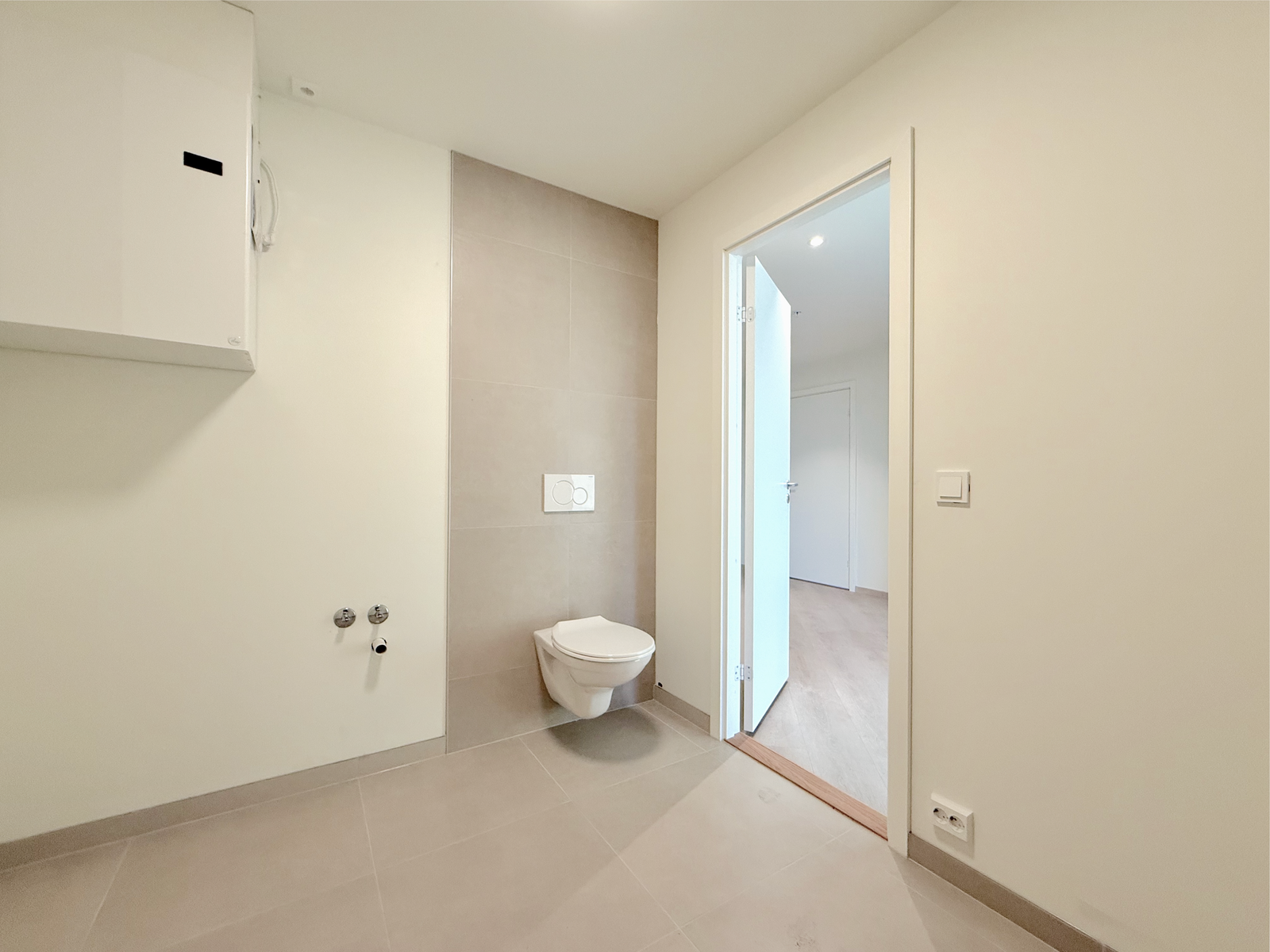 Separat wc/vaskerom med vegghengt toalett og plass til vaskemaskin. Galleribilde