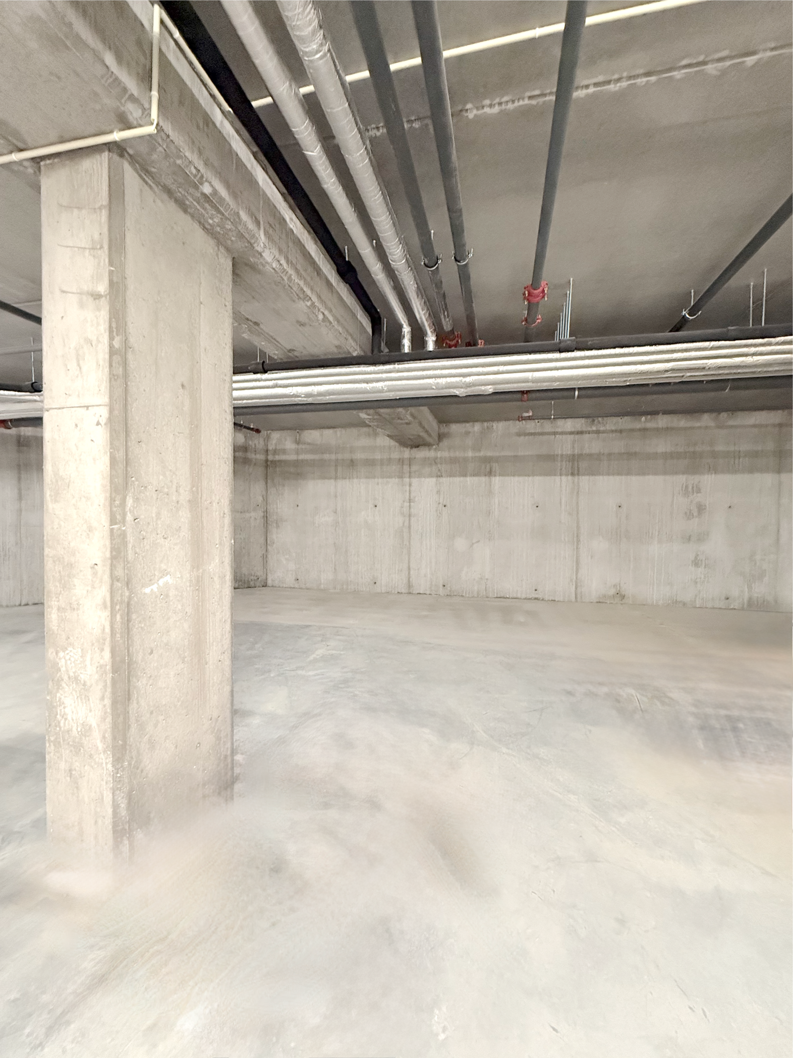 Garasjeanlegget i kjelleren av bygget. Følger med 1 fast parkeringsplass, med lademulighet. Galleribilde