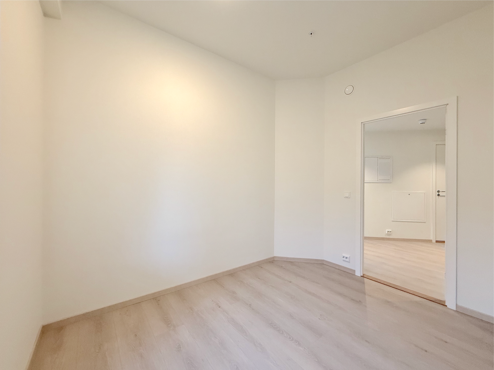 Soverom med lyse vegger og gode møbleringsmuligheter. Galleribilde