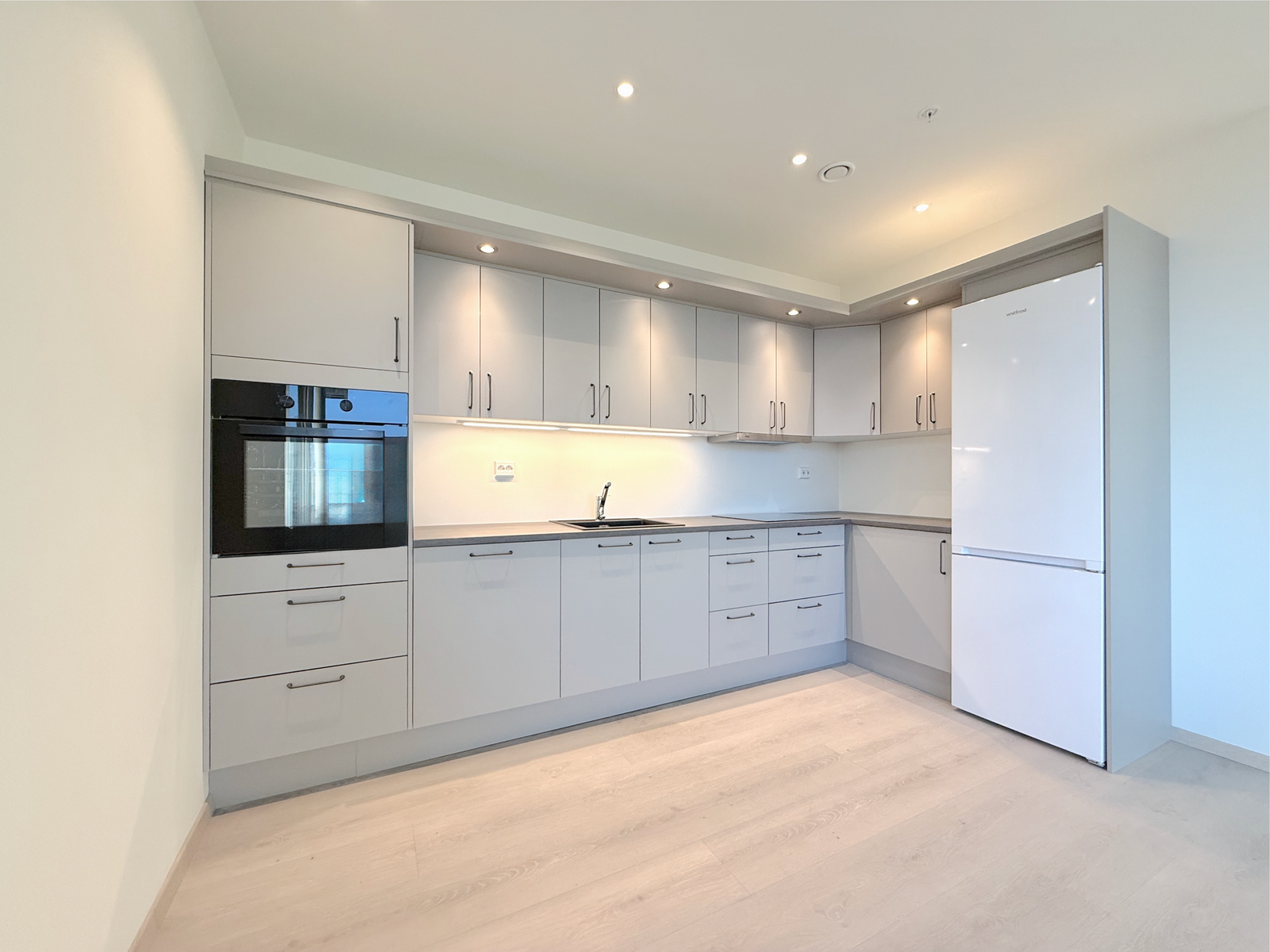 Funksjonelt kjøkken med integrert stekeovn og god benkeplass. Galleribilde