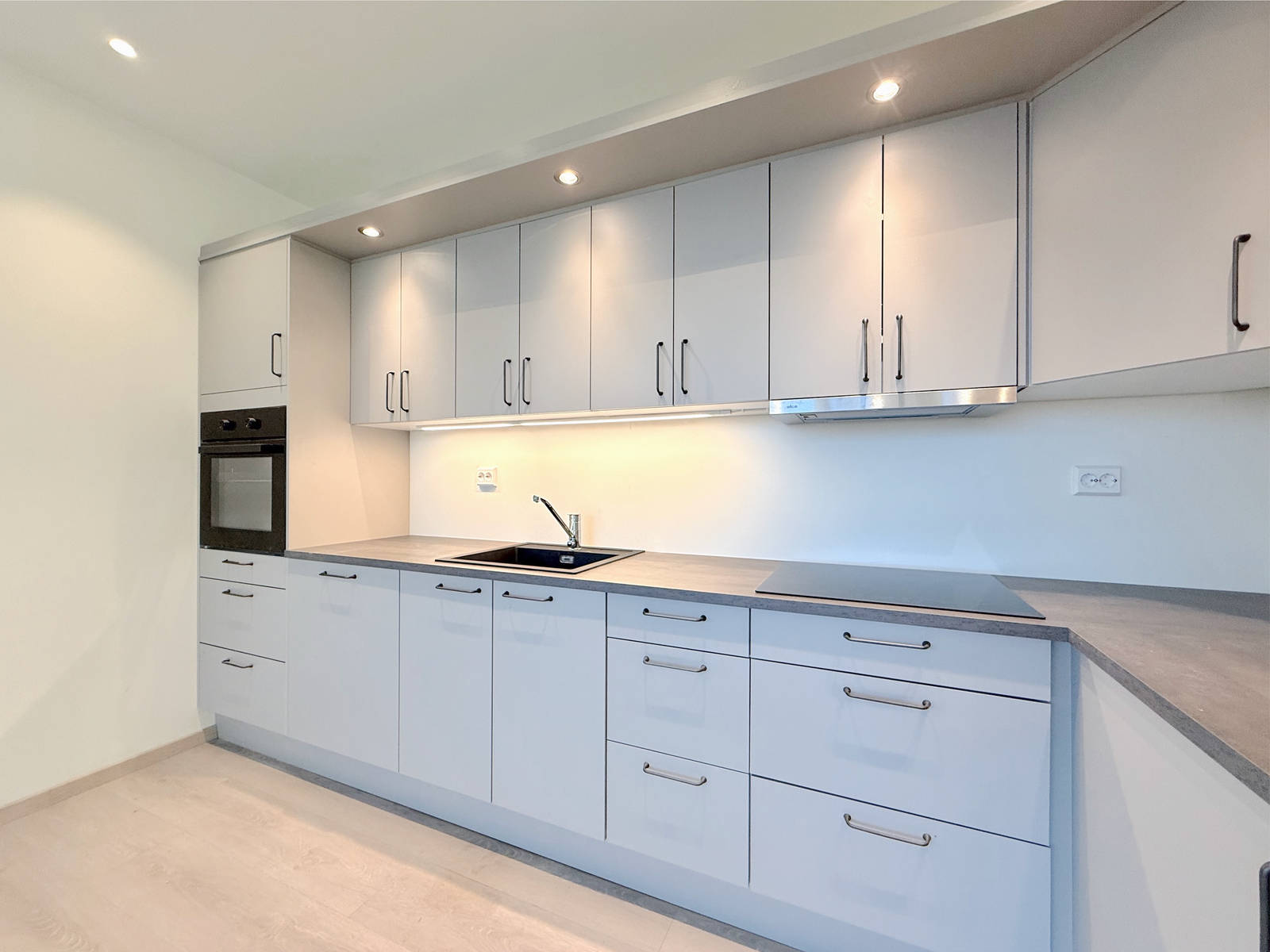 Moderne kjøkken med integrerte hvitevarer og rikelig skapplass. Galleribilde