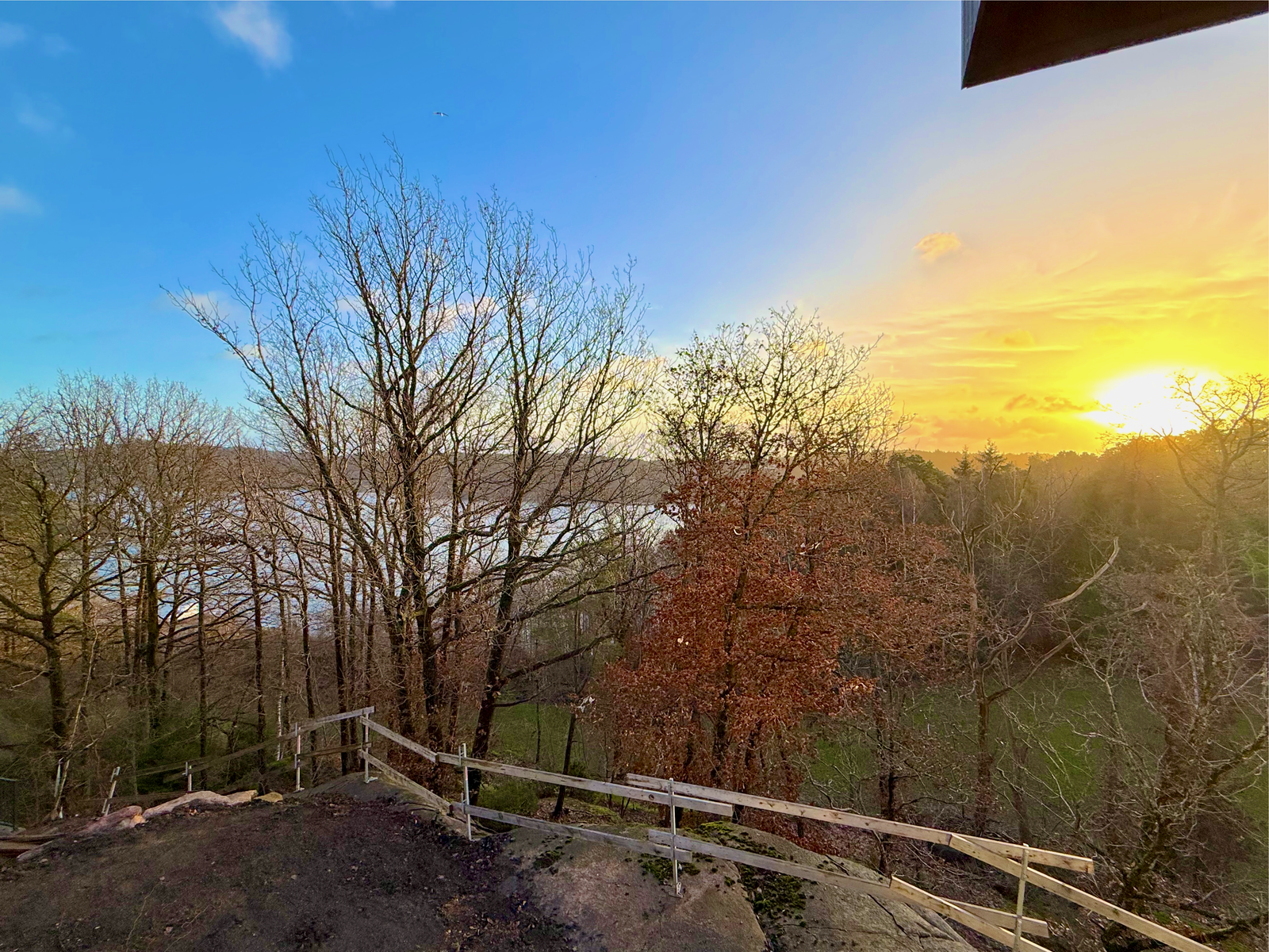 Flott utsikt mot naturskjønne omgivelser og vann. Galleribilde