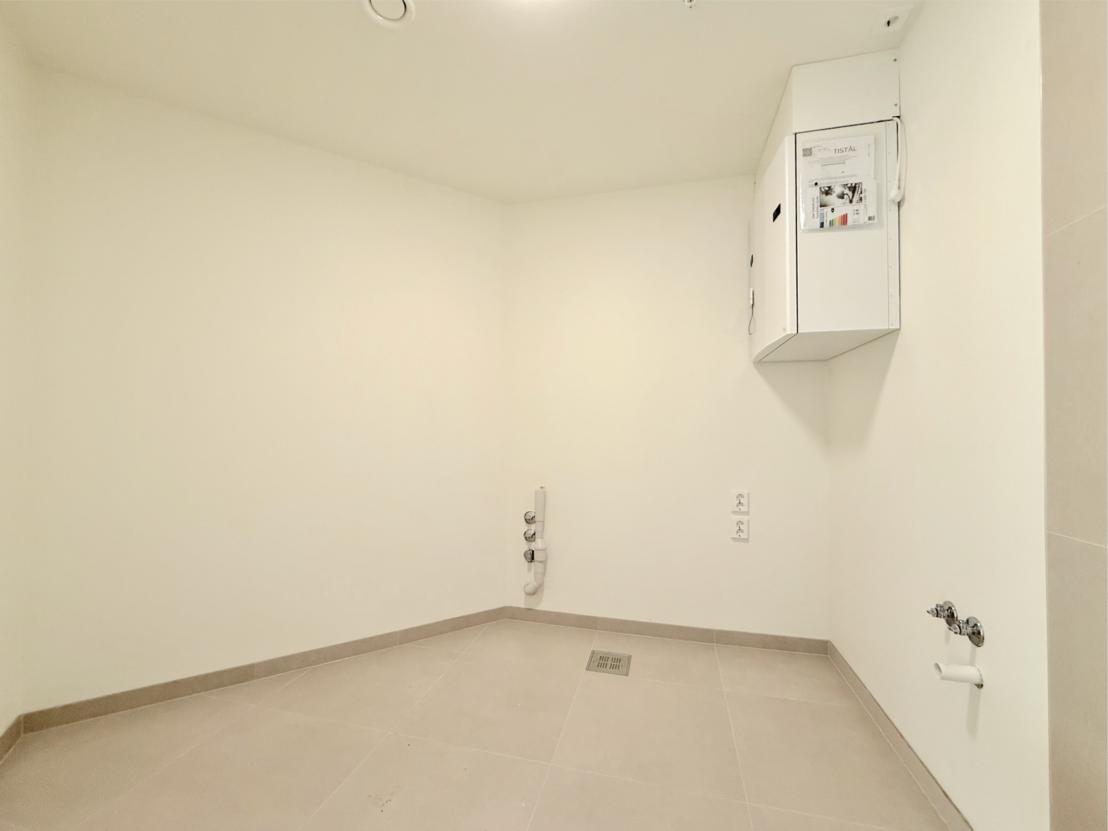 Separat wc/vaskerom med vegghengt toalett og plass til vaskemaskin. Galleribilde