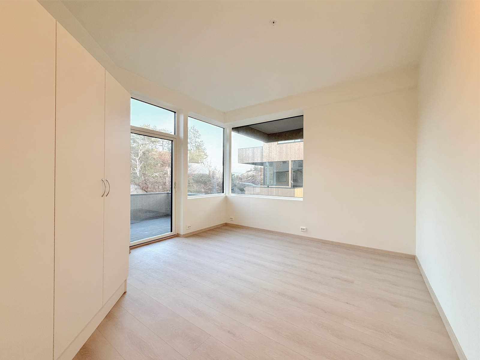 Hovedsoverom med garderobeskap og utgang til balkong. Galleribilde