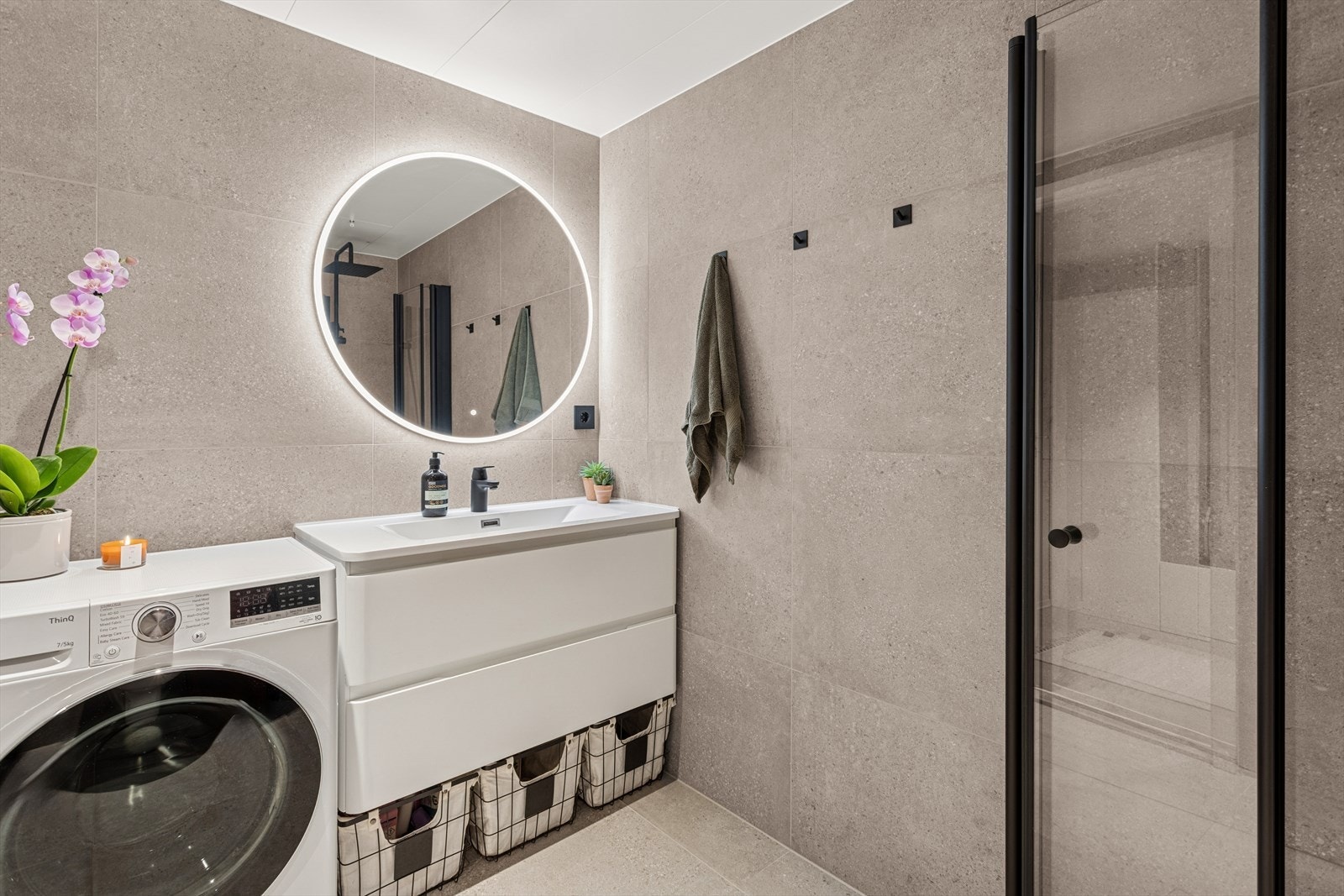 Prefabrikkert baderomskabin oprinnelig fra 2009 og senere oppgradert med flis på flis og ny innredning i 2023. Galleribilde