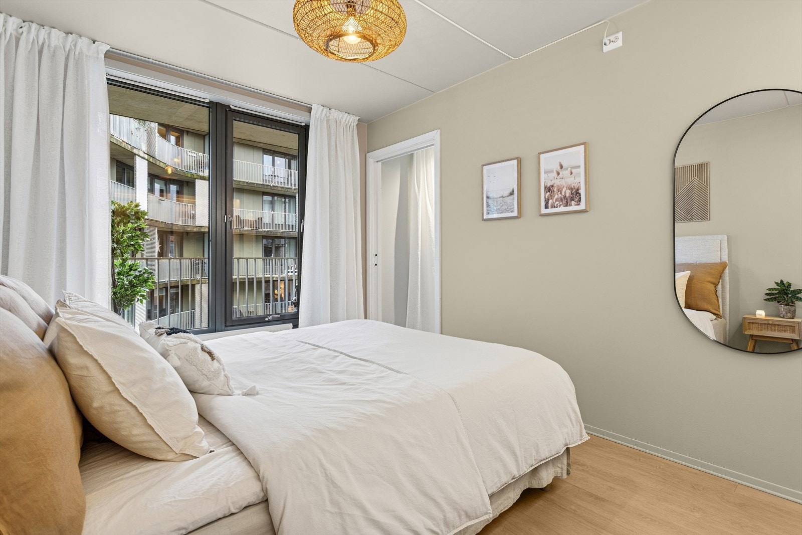 Veggene er malt i en delikat fargetone - her ligger alt til rette for en god natt søvn. Galleribilde