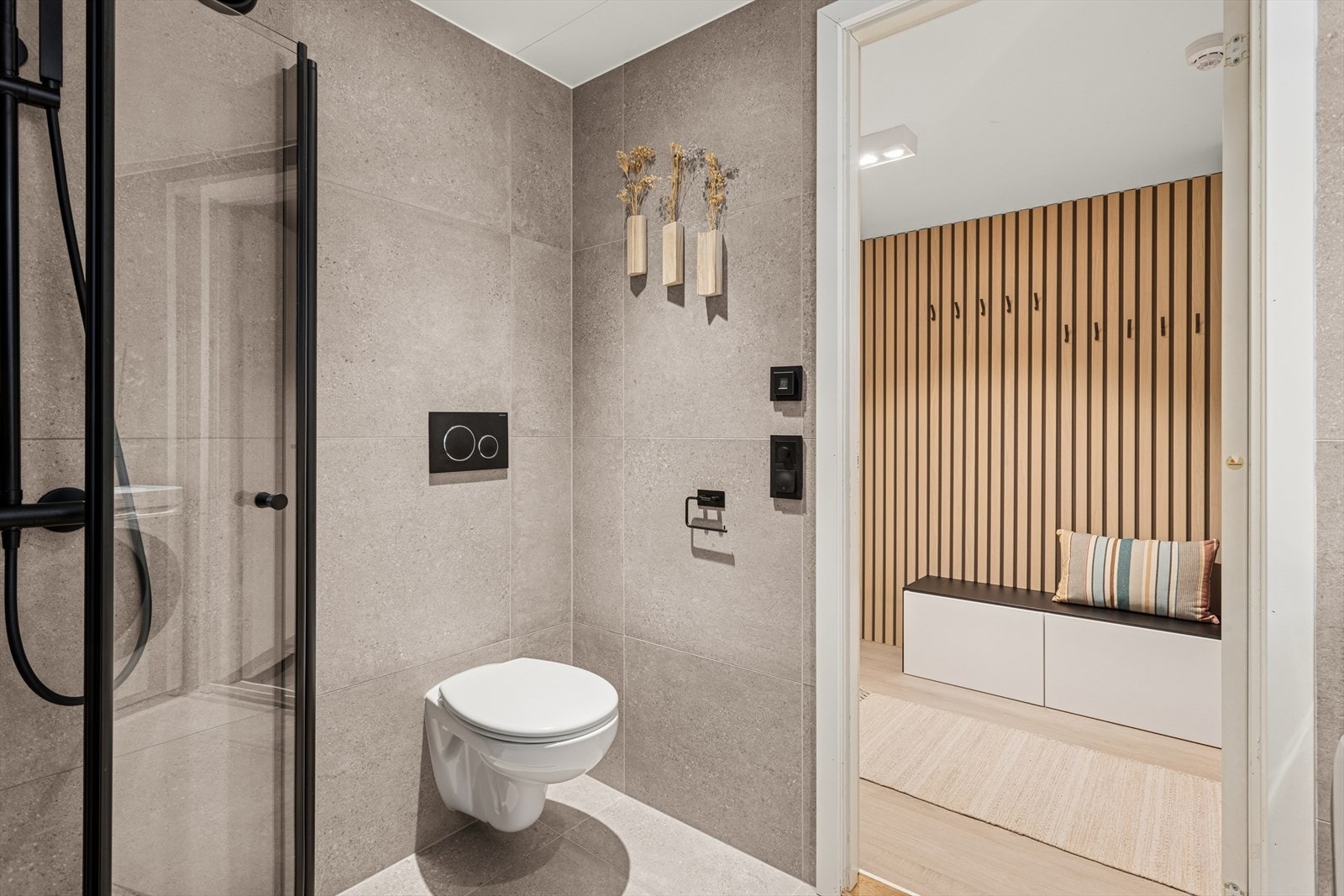 Flislagt baderom med elektriske varmekabler i gulv og lakkerte aluminiumsplater med integrerte downlights i himling. Galleribilde