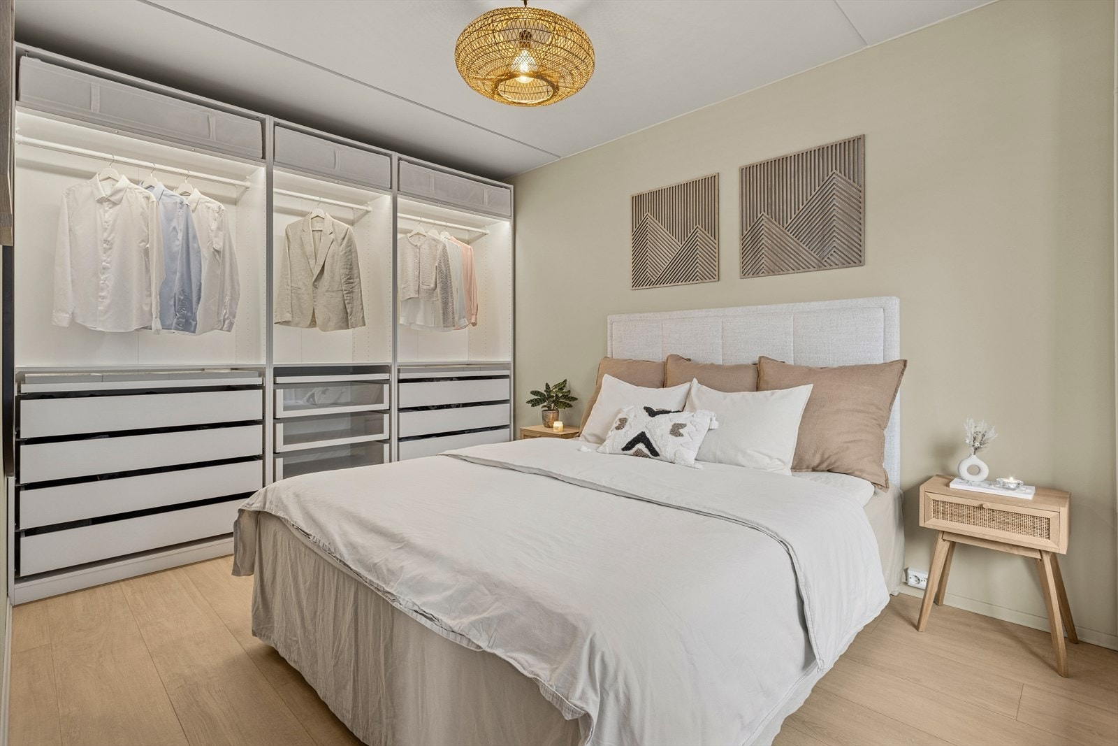 Her er det god plass til en dobbeltseng, tilhørende nattbord og annet ønskelig møblement. Klær kan pent ryddes bort i et romslig garderobeskap. Galleribilde