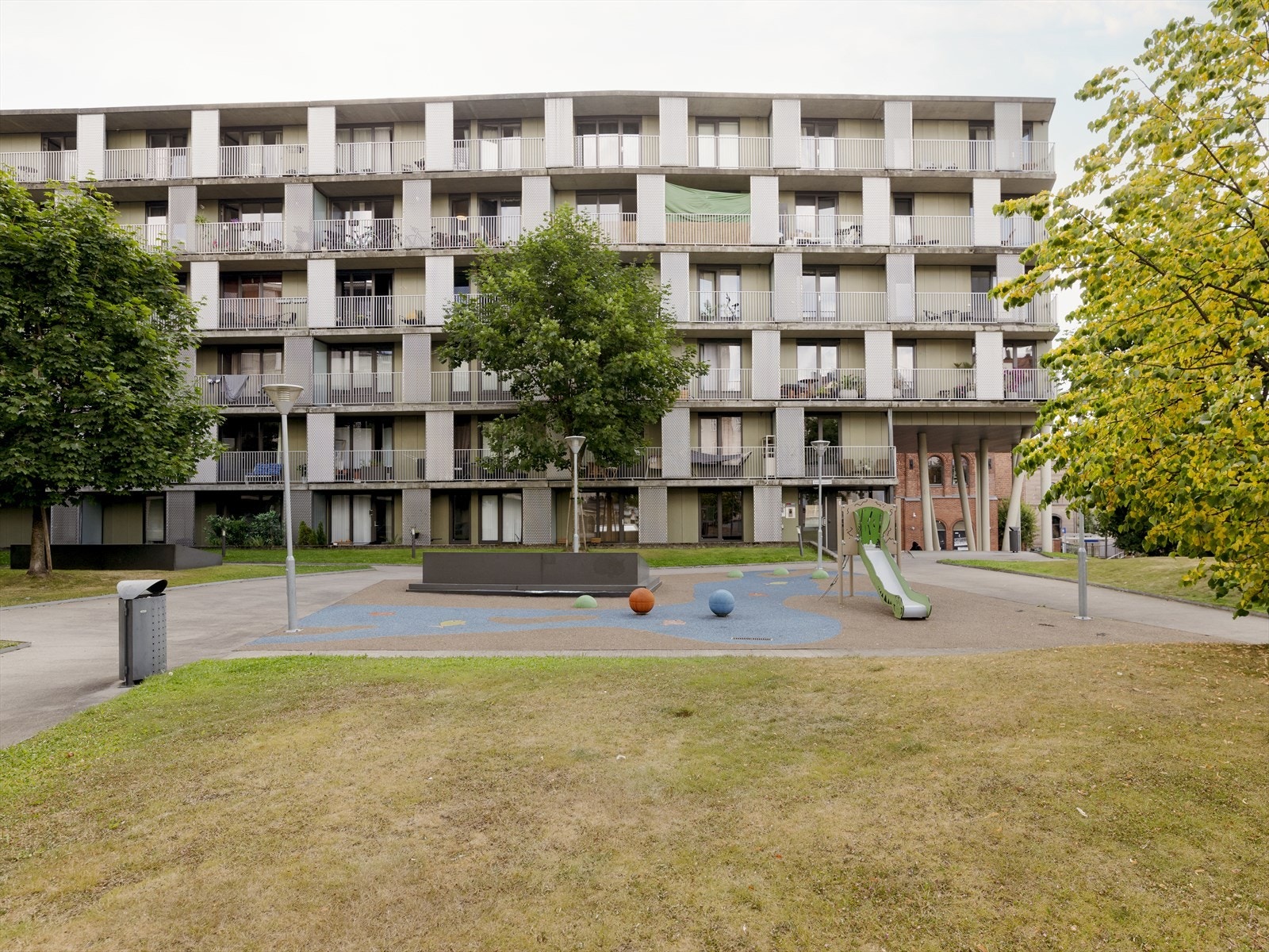 Tomten er for det meste asfaltert og bebygd. Øvrige arealer er parkmessig pent opparbeidet beplantet med plener og prydbusker/trær. Dyrehold er ogsp i alminnelighet tillatt, så lenge det ikke er til plage for andre beboere Galleribilde