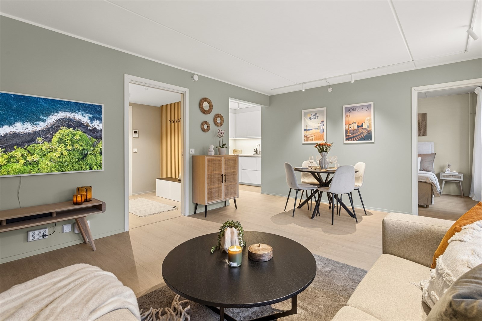 Lys, herlig stue med god møbleringsfrihet. Stuen har god plass til en hyggelig sofagruppe og ønsket medie-/oppbevaringsmøblement. Galleribilde