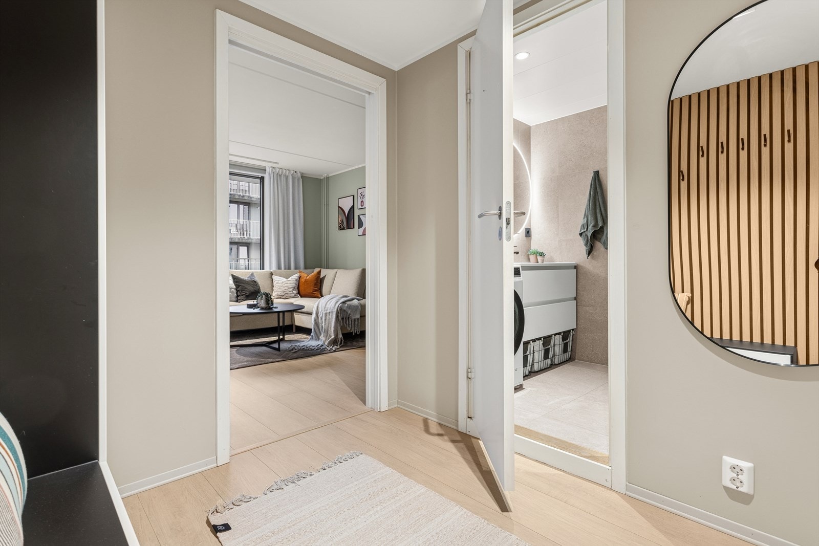 Her ønskes man velkommen inn i en romslig og innbydende entré. Galleribilde