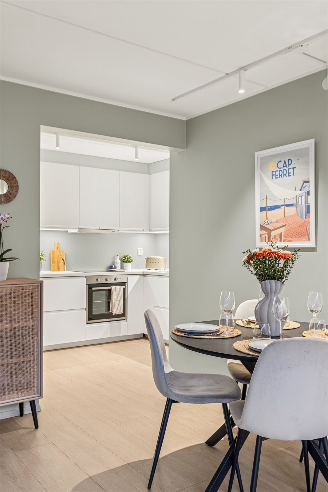 Kjøkkenet ligger i en praktisk åpen løsning mot spisestuen. Galleribilde