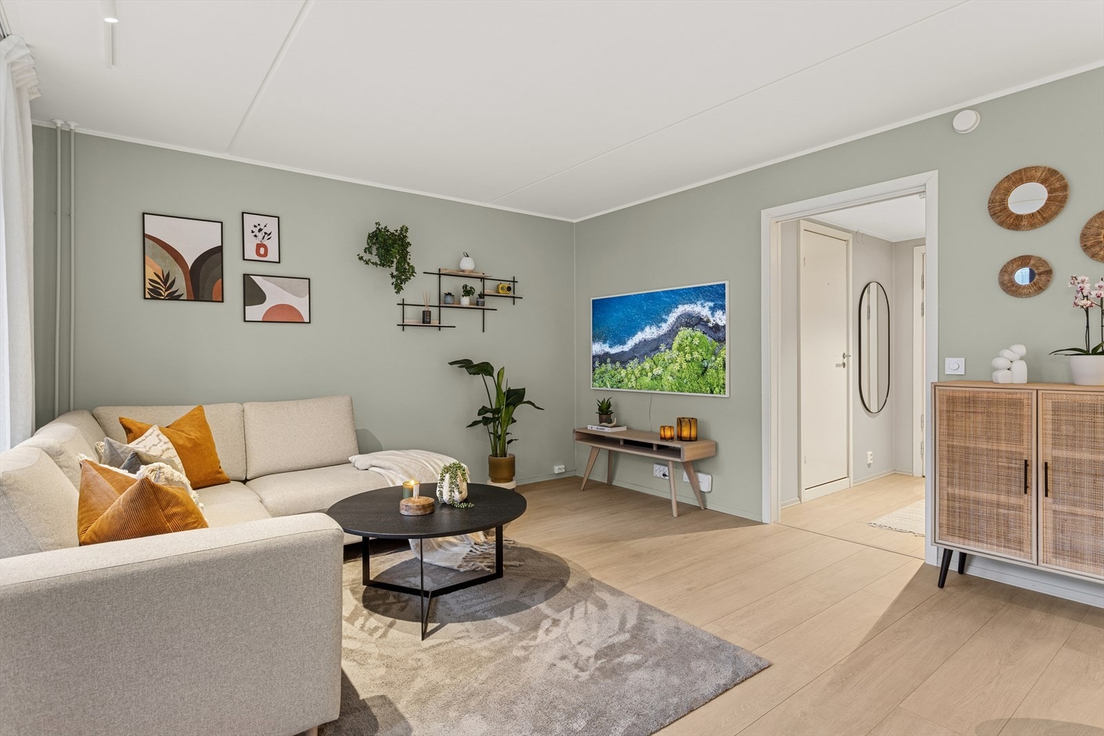 Det er lagt slitesterk laminatgulv og veggene er malt i en delikat farge. Galleribilde