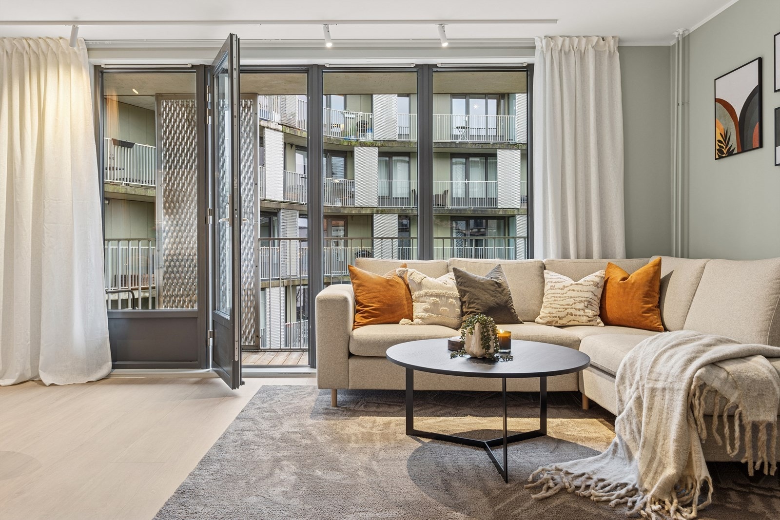 Det er enkel heisadkomst til leiligheten som ligger i byggets 5. etasje. For øvrig er også både varmtvann, oppvarming og internett (fiber) inkl i felleskostnadene. Galleribilde