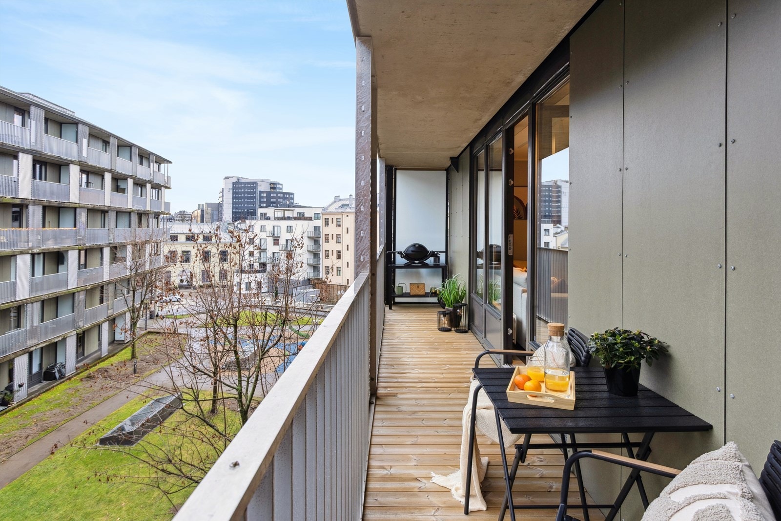 Balkongen måler hele 10,5 m². Innred balkongen etter eget ønske. Bemerk deg også beliggenheten til boligen som ligger i sin helhet i indre pent gårdsrom. Galleribilde