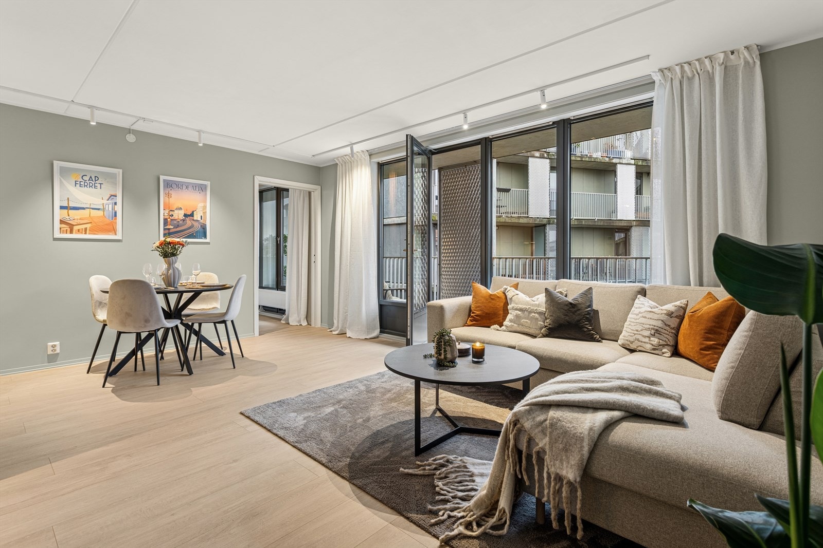 Linn Wendel v/DNB Eiendom har gleden av å presentere Trondheimsveien 2G! Dette er en smakfull nydelig 2-roms som ble vesentlig pusset opp i 2023. Boligen holder en god standard med et pent og moderne preg. Forøvrig er også byggeåret fra 2009. Galleribilde