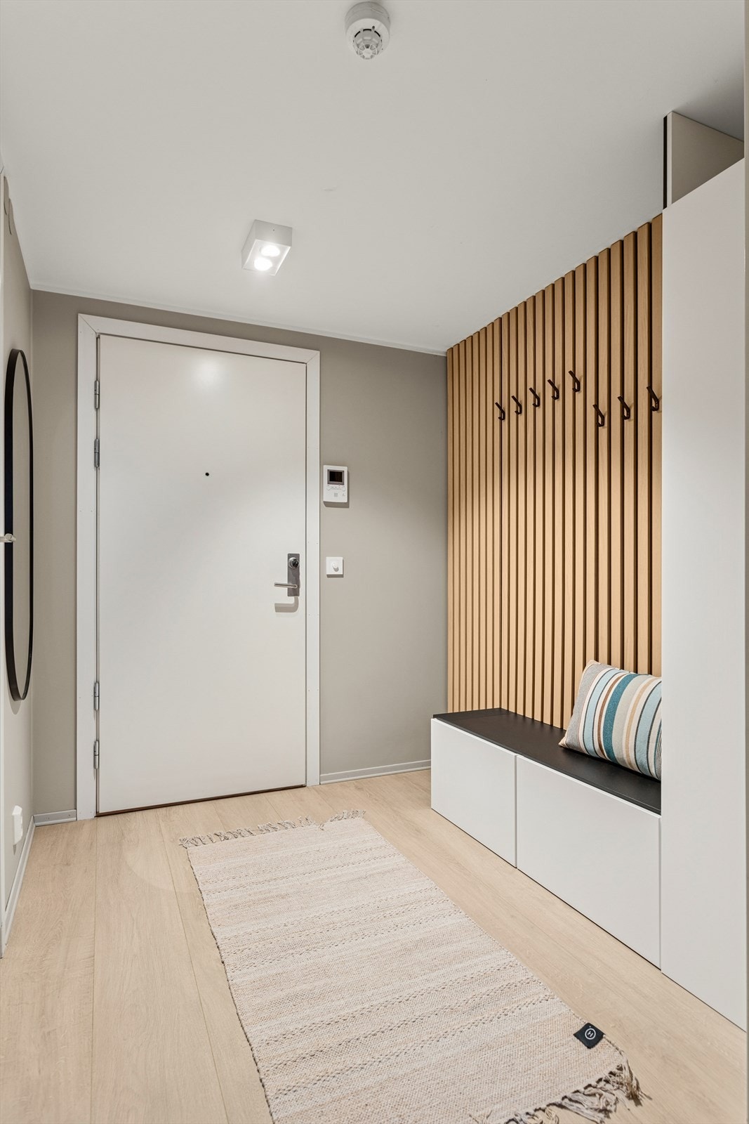 I gangen er det god plass for oppheng av yttertøy. Brann- og lydklassifisert entrédør B-30S/40 dB. Galleribilde