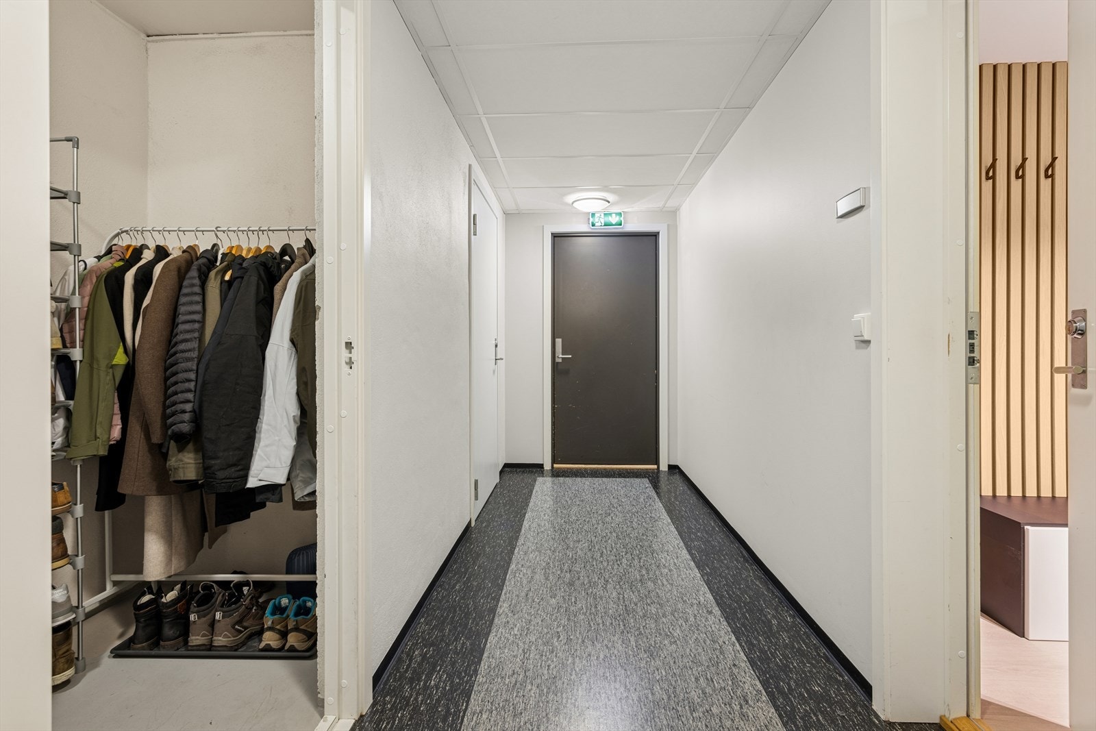 Ekstra bonus at det medfølger en stor og tørr bod rett utenfor inngangsdøren, boden er mål til ca. 4,4 m². I tillegg til ekstra kjellerbod på ca 3,9 m². Galleribilde