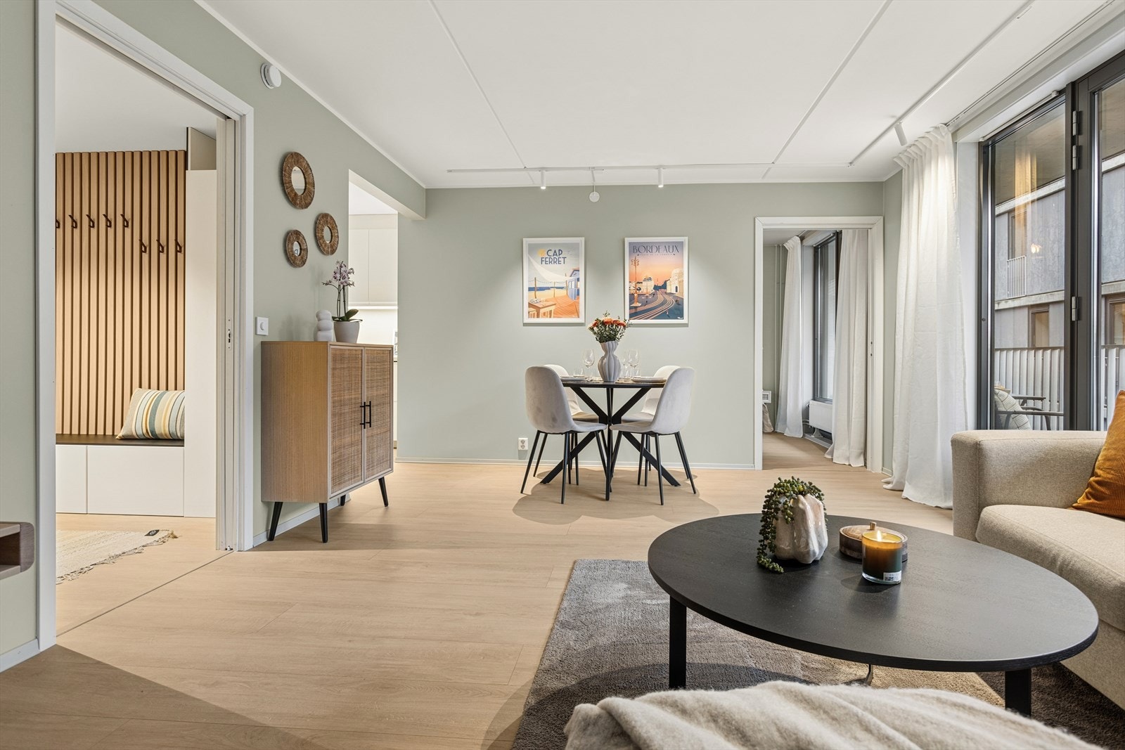 Dette er en moderne 2-roms selveier i det populære Schouskvartalet på Grünerløkka. KWh forbruket har også ligget på et lavt nivå, ca 2 400 kWh/året. Dette er dog ikke et fasitsvar til ny kjøper da det varierer fra husstand til husstand. Galleribilde