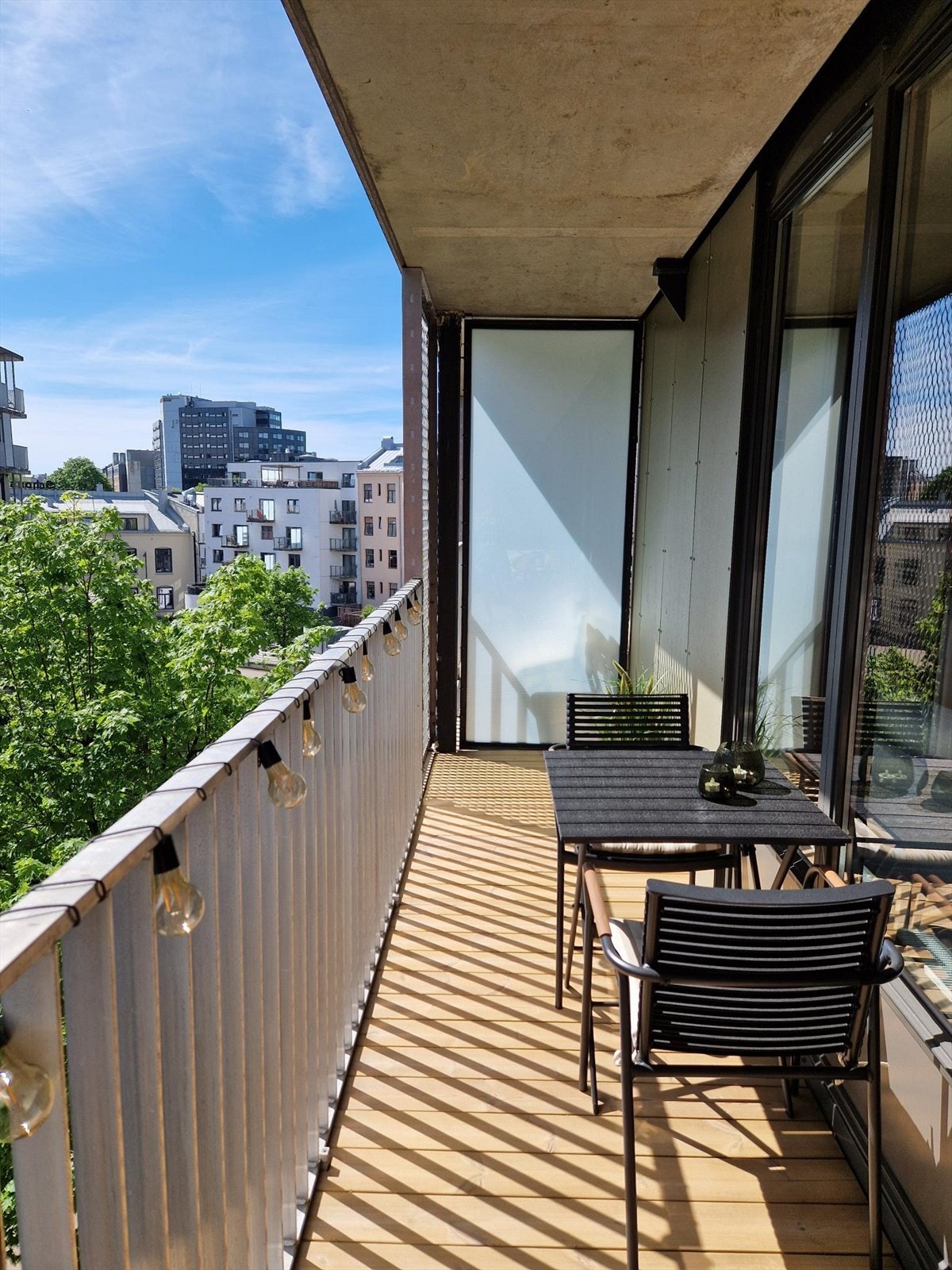 Selgers private bilde. Fra stuen er det utgang til en nydelig solrik balkong - her kan du nyte fine sommerdager. Galleribilde