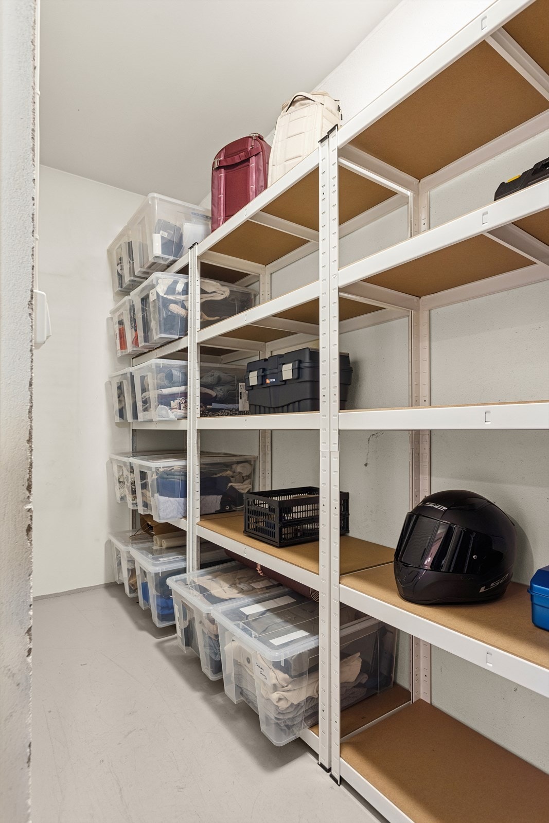 Gjem unna støvsuger og diverse husholdningsartikler rett utenfor døren. Galleribilde