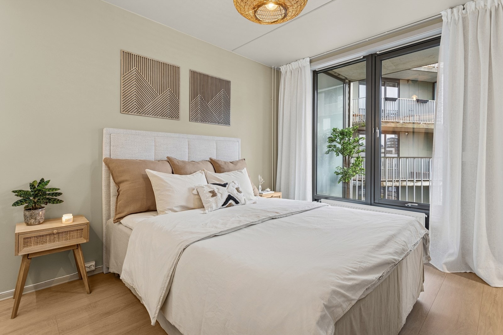 Videre byr boligen på ett romslig stort soverom. Galleribilde