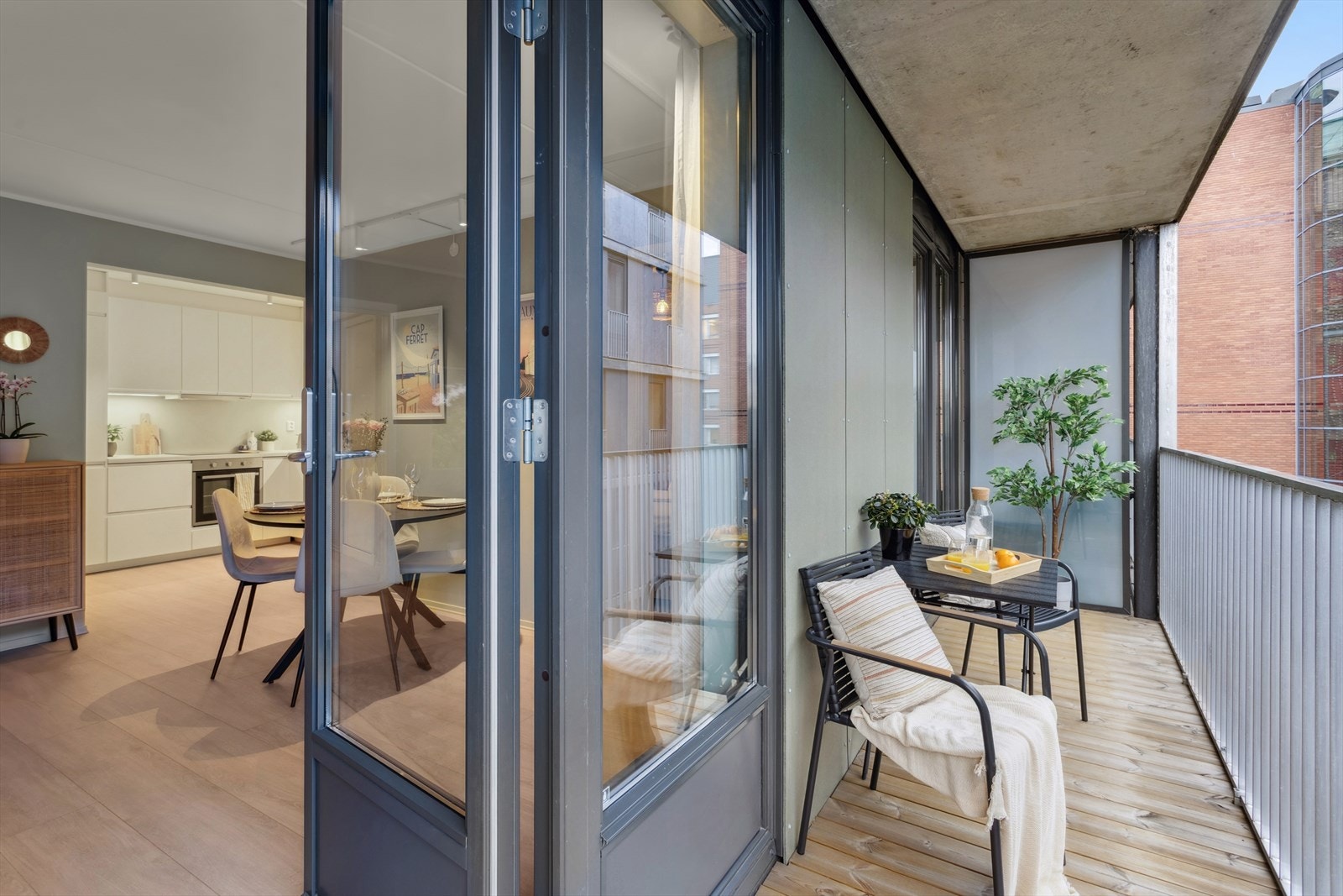 På sommerstid blir balkongen en fin forlengelse til resten av boligen. Både gass- og elektrisk grill er tillatt. Galleribilde